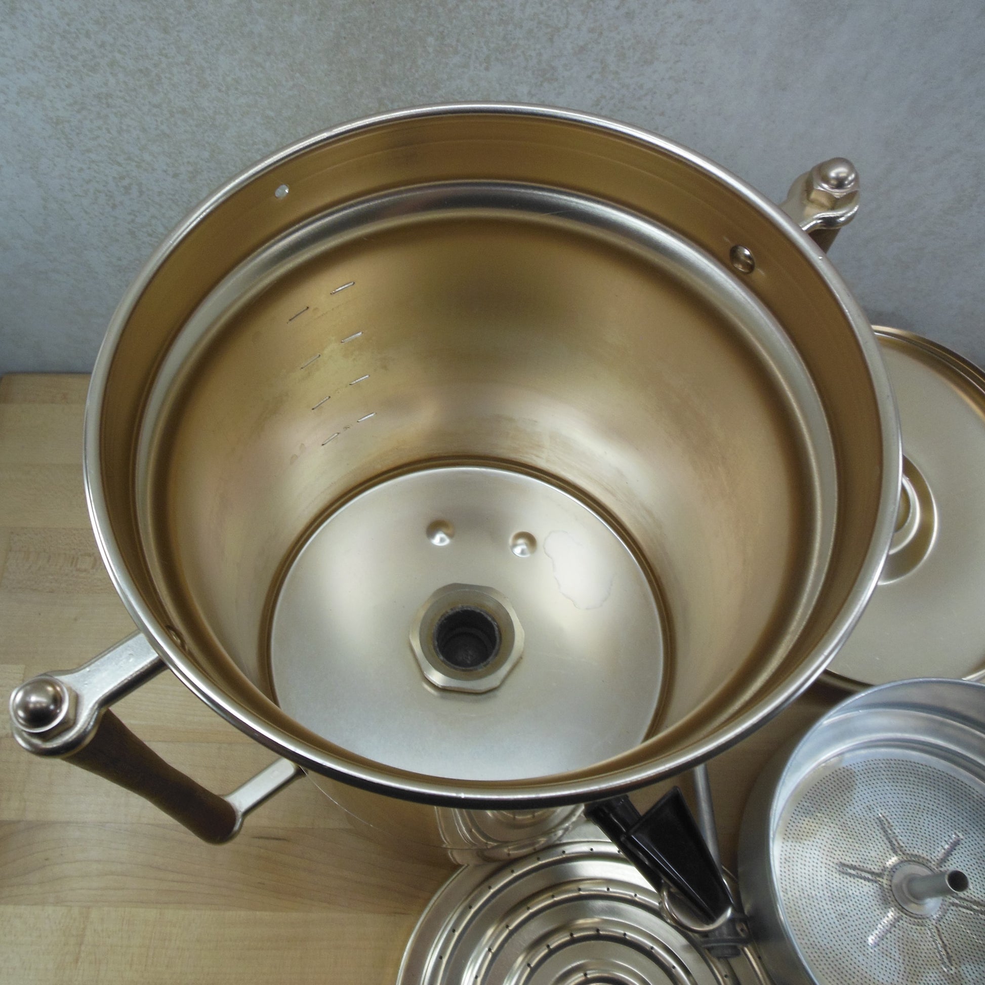 Enterprise Aluminum Co. 1962 Gold Anodized 30 Cup Coffee Urn Percolato –  Olde Kitchen & Home
