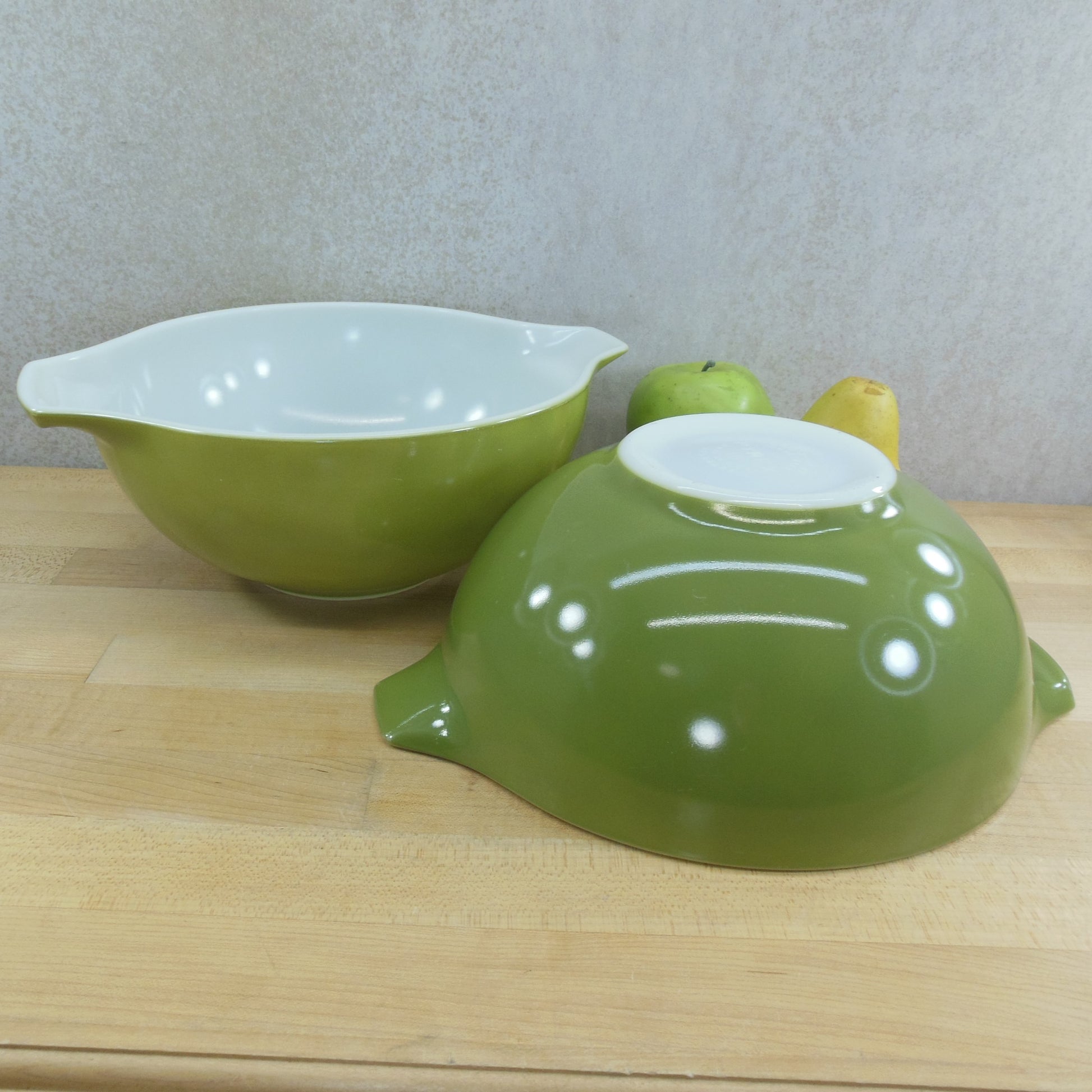 Pyrex Glass USA Pair Verde Avocado Green Cinderella Bowls 443 2-1/2 Qt.