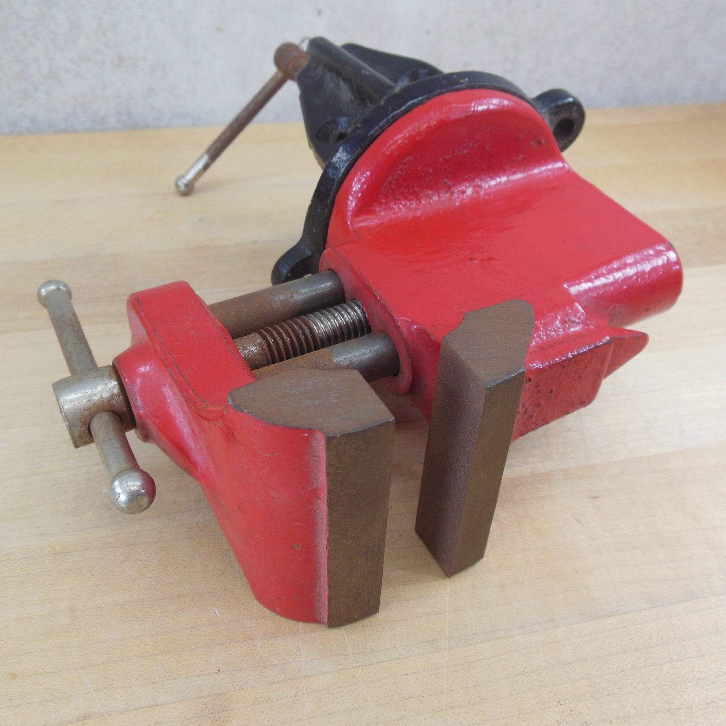 Unbranded Small Clamp On Bench Vise 2-1/2" Jaws Red Black used