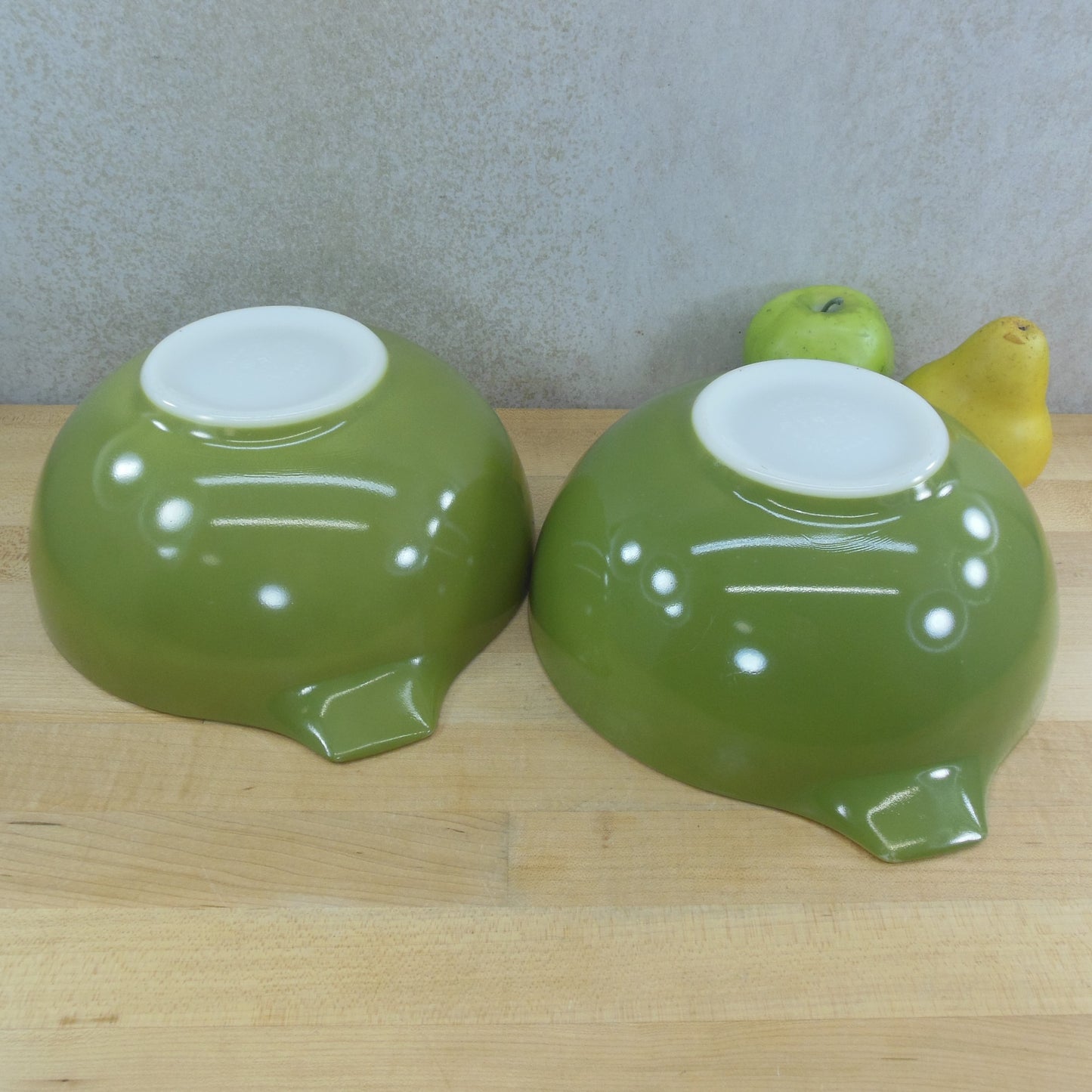 Pyrex Glass USA Pair Verde Avocado Green Cinderella Bowls 443 2-1/2 Qt. White