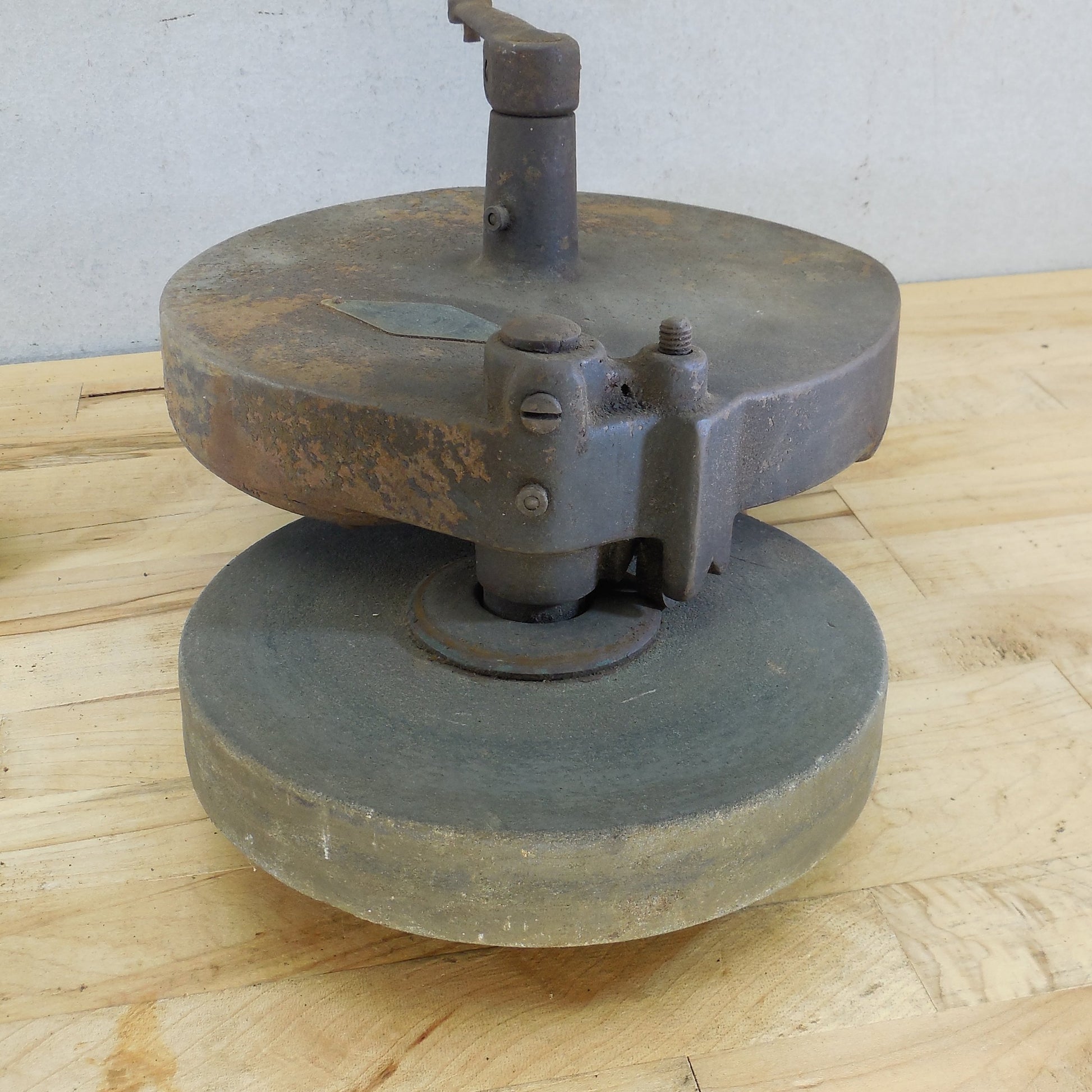 The Carborundum Co. Niagara No. 460 Hand Crank Bench Sharpening Wheel 8"