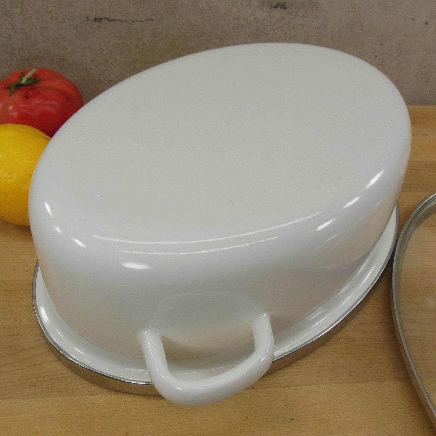 Chantal White Enamelware 4 Quart Oval Roaster Pot Glass Lid Steel