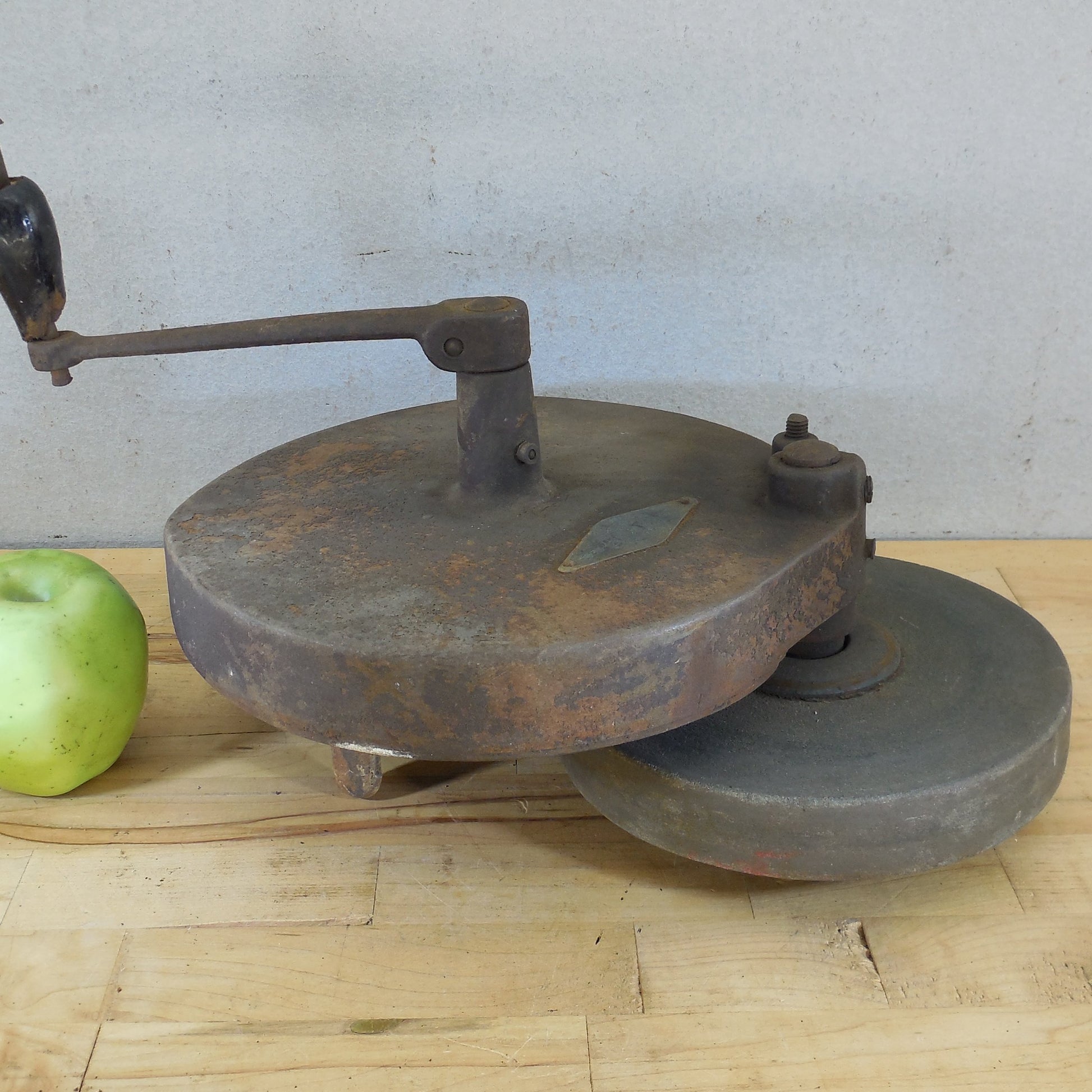 The Carborundum Co. Niagara No. 460 Hand Crank Bench Sharpening Wheel 8"