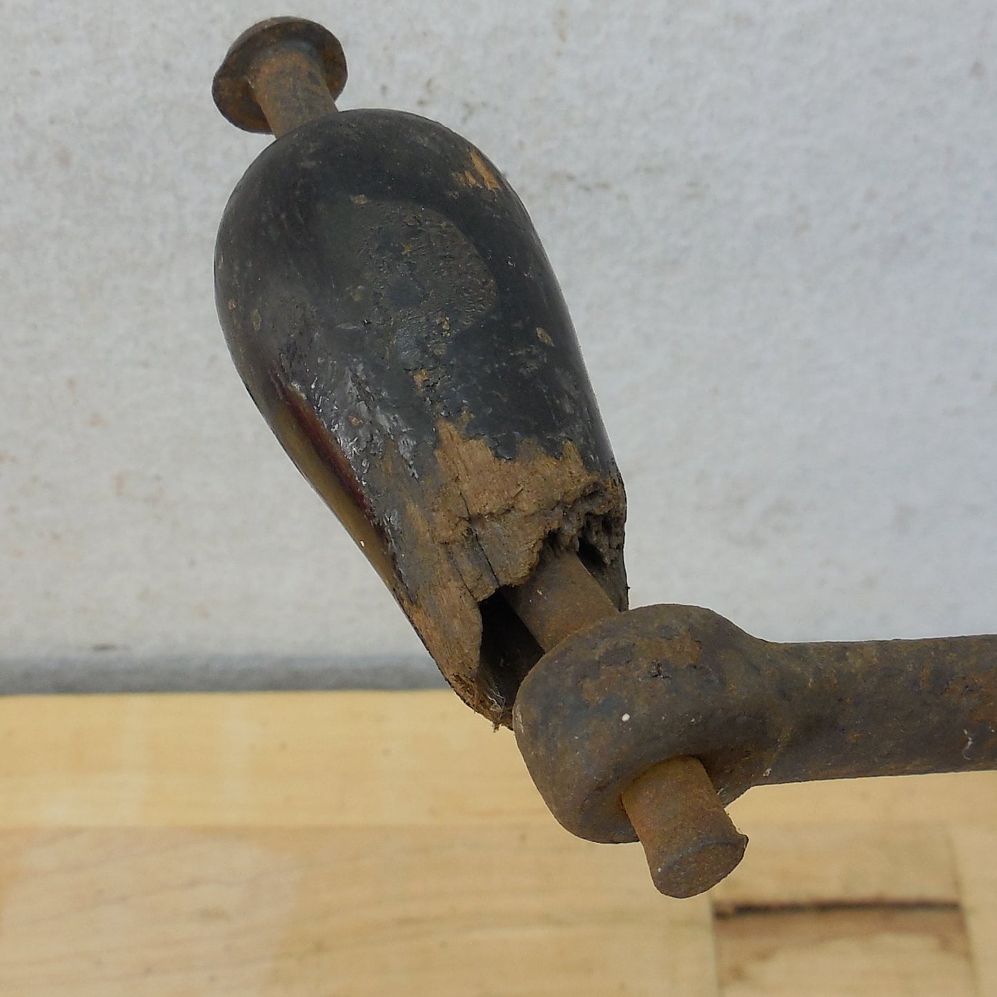 The Carborundum Co. Niagara No. 460 Hand Crank Bench Sharpening Wheel 8"
