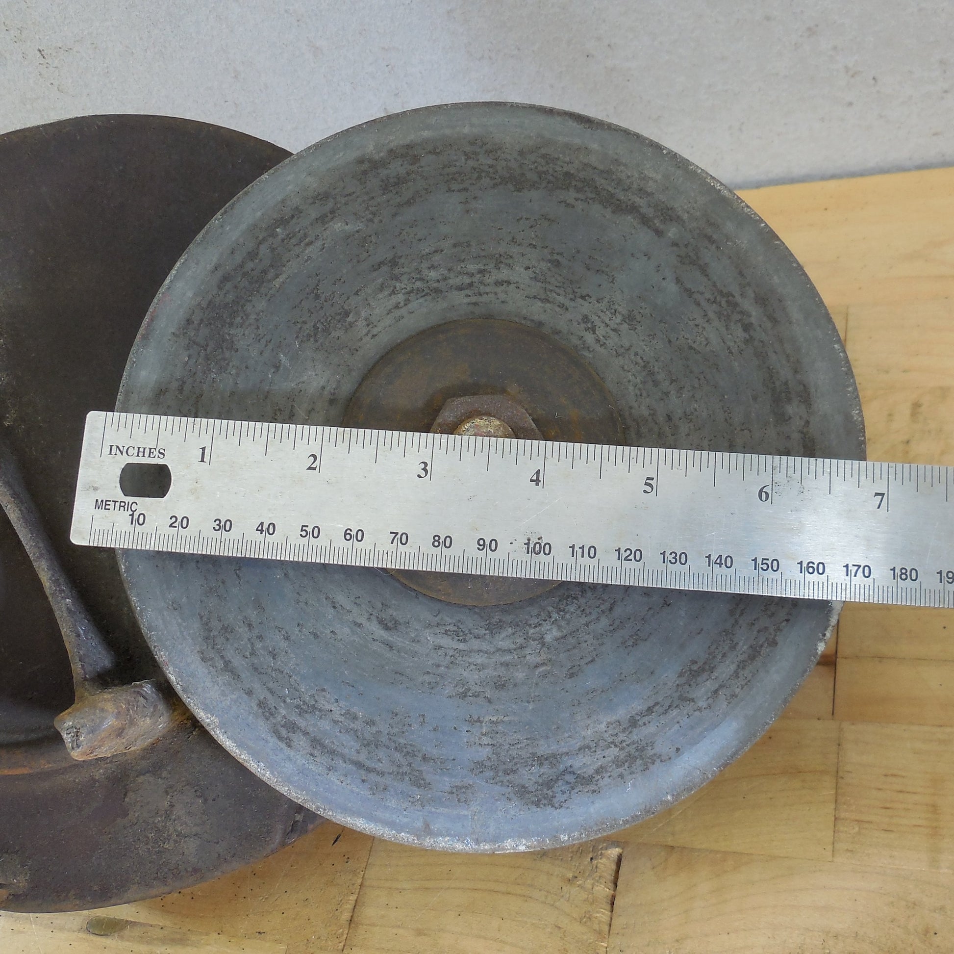 The Carborundum Co. Niagara No. 460 Hand Crank Bench Sharpening Wheel 8"
