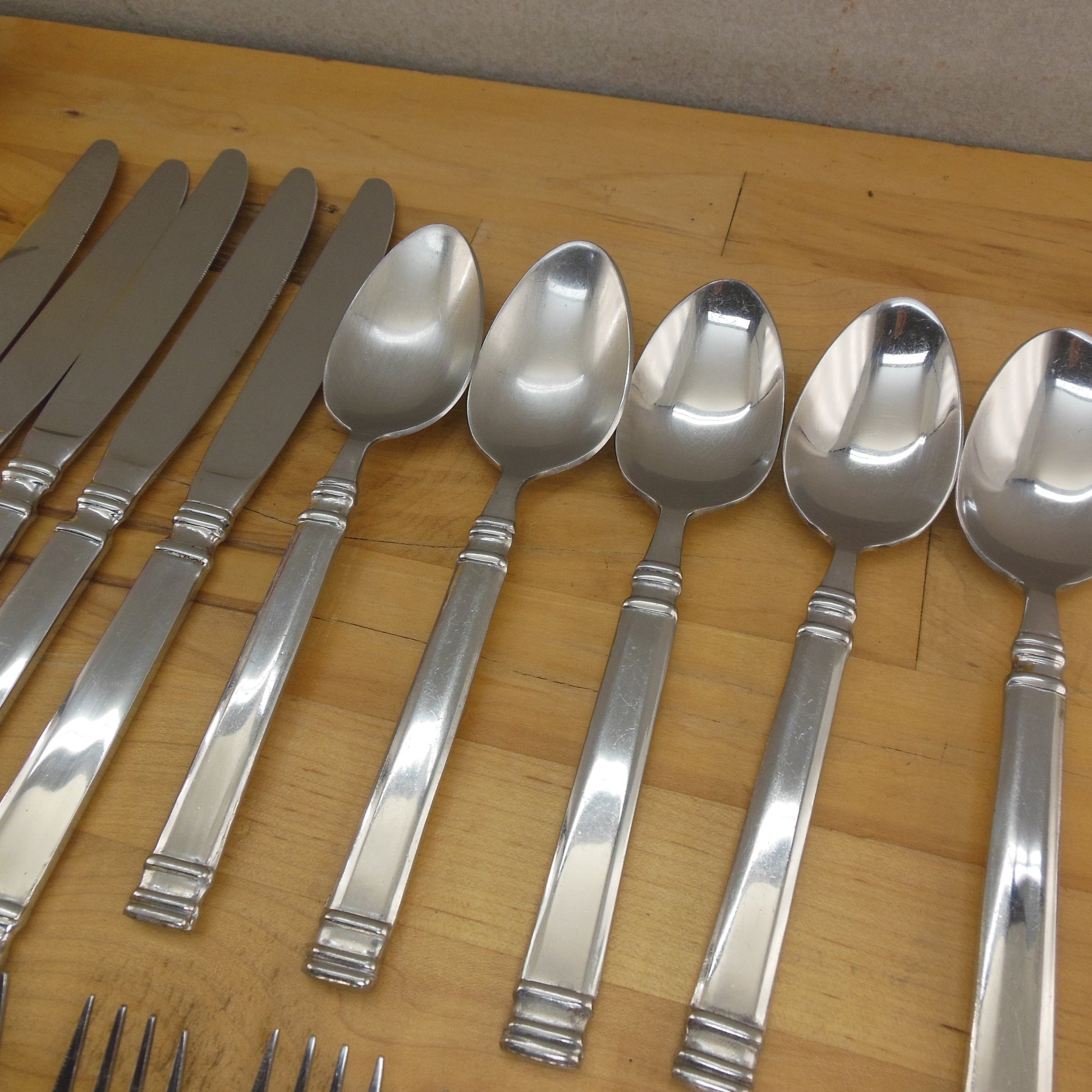 Wallace La Rochelle Stainless Flatware Partial Set 25 Pieces place spoon knife
