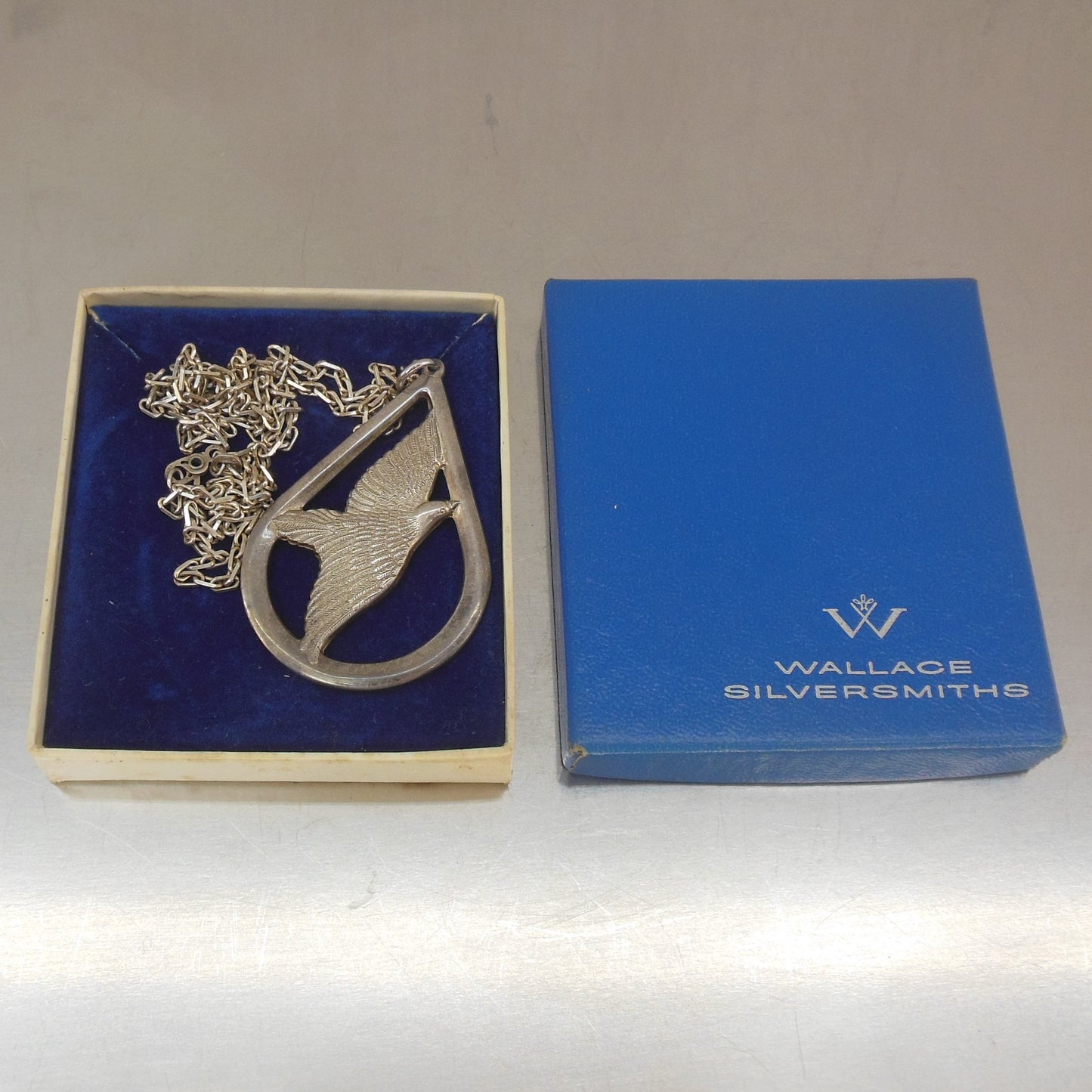 Wallace Silversmiths 1977 Peace Dove Medallion Necklace Italian Chain Box Vintage