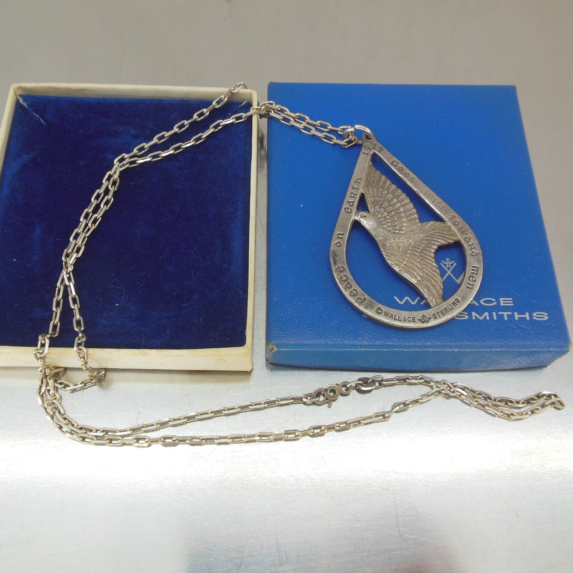 Wallace Silversmiths 1977 Peace Dove Medallion Necklace Italian Chain Box Used