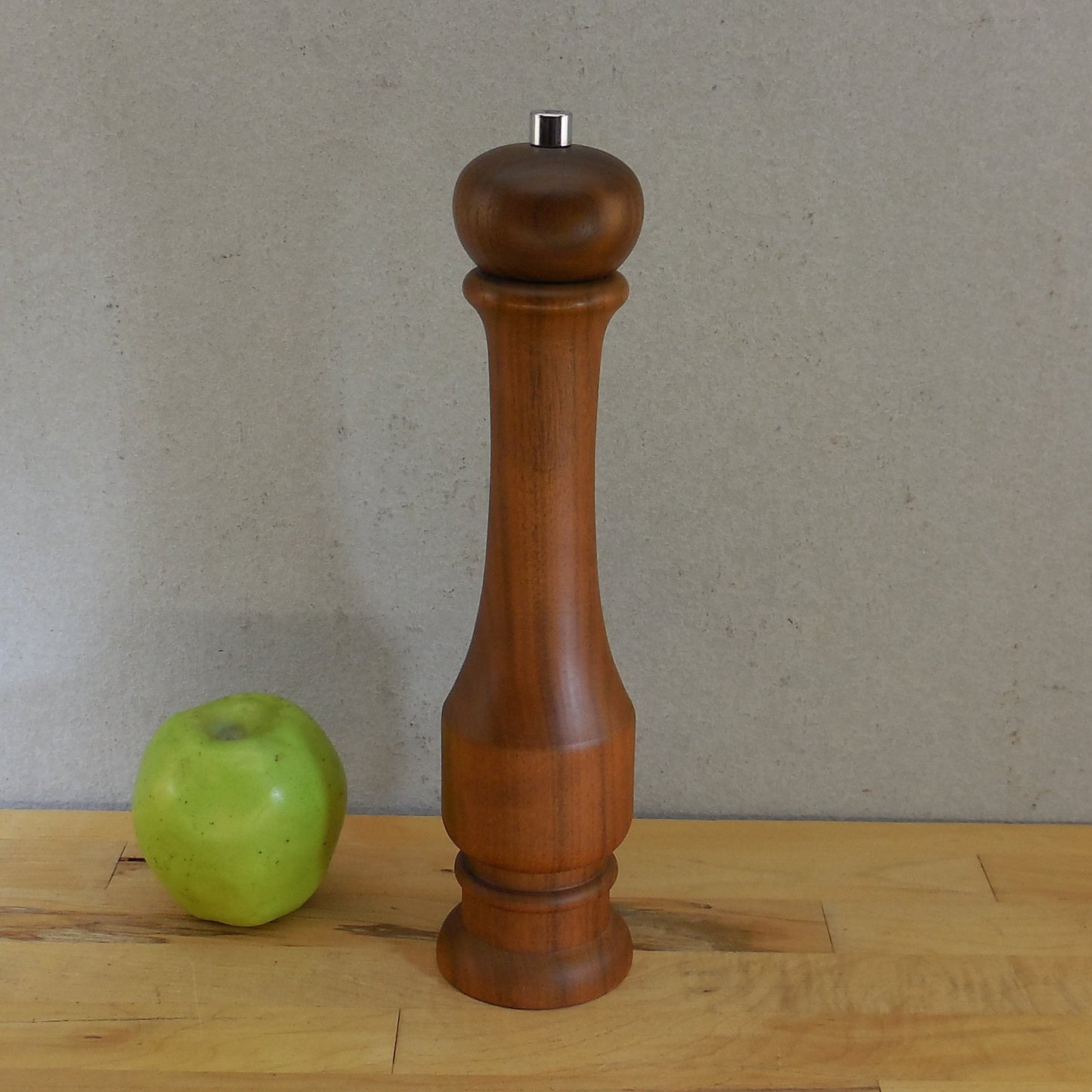 Williams Sonoma Large 12” Walnut Wood Pepper Mill Grinder Made In Italy