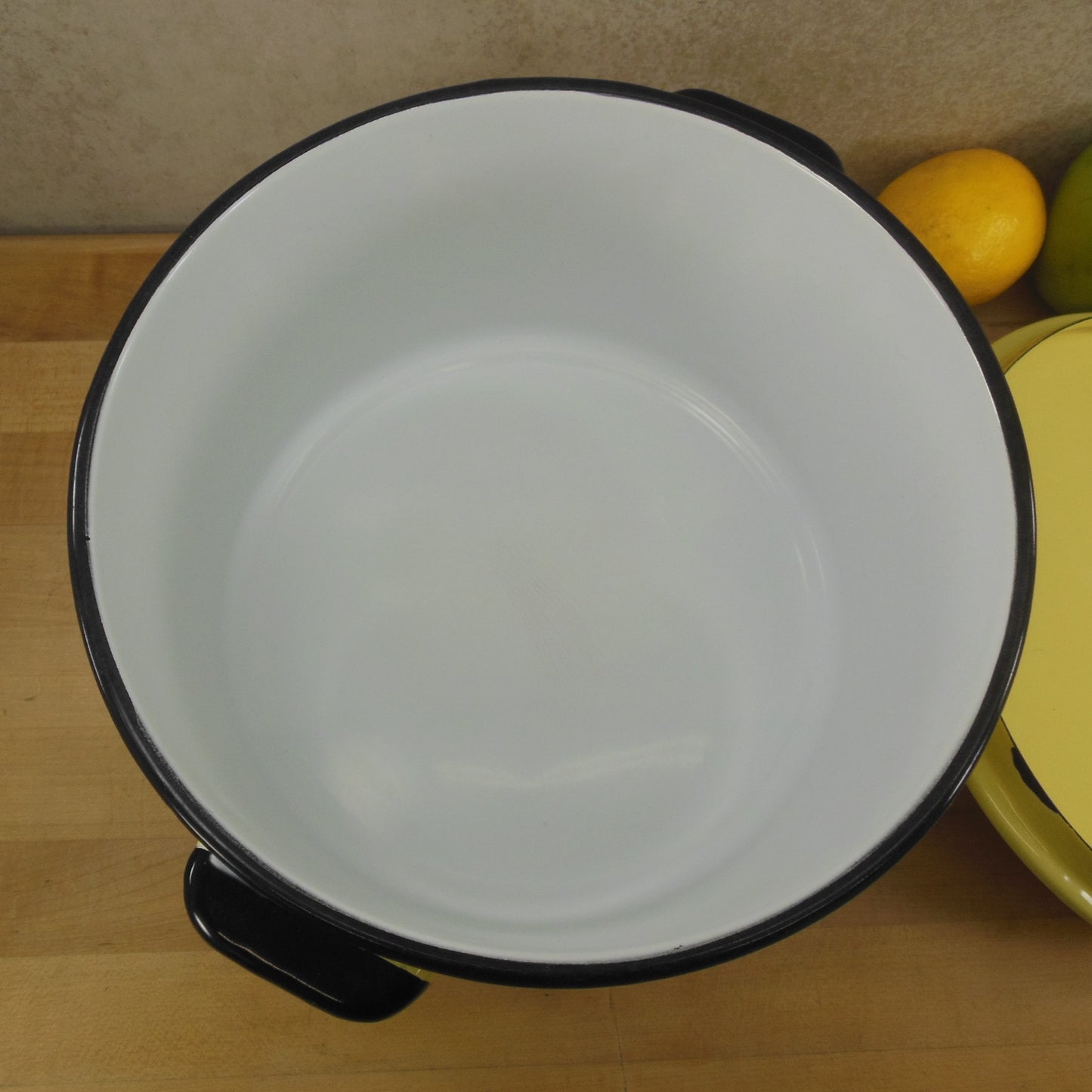 Unbranded Yellow White Black Enamelware Stock Pot 8 Gallon interior