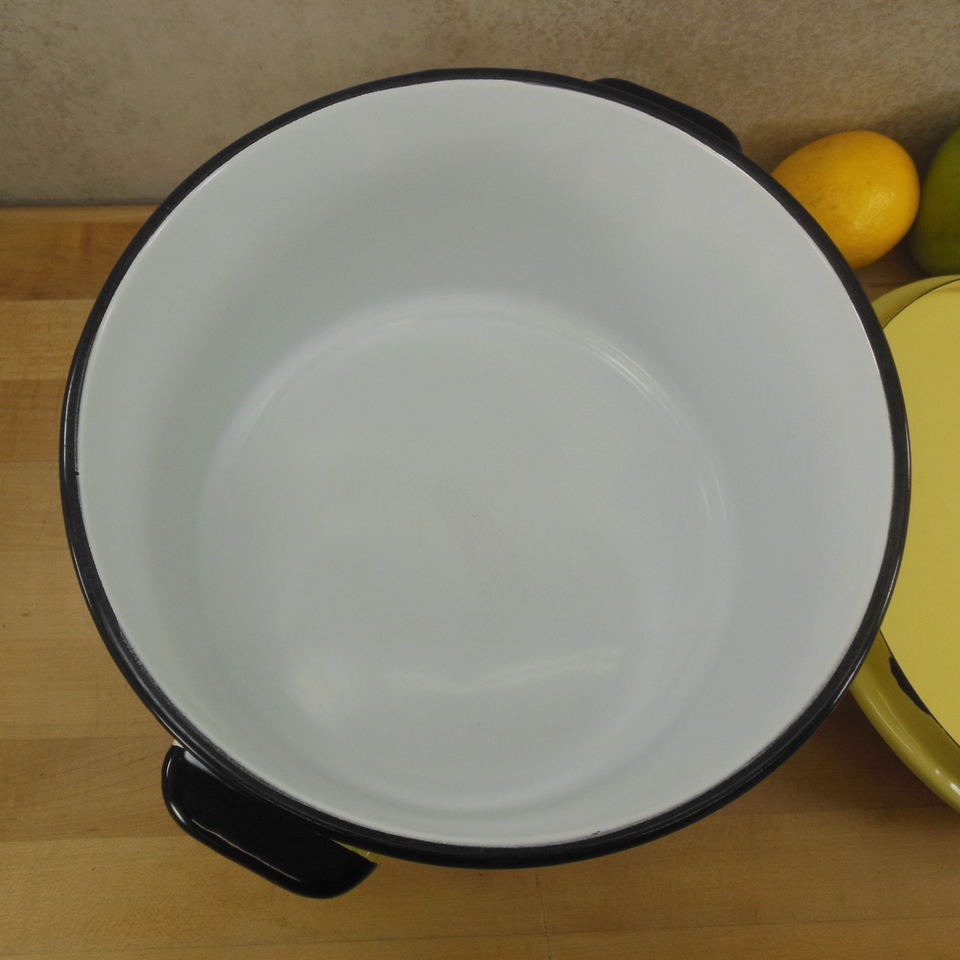 Unbranded Yellow White Black Enamelware Stock Pot 8 Gallon interior