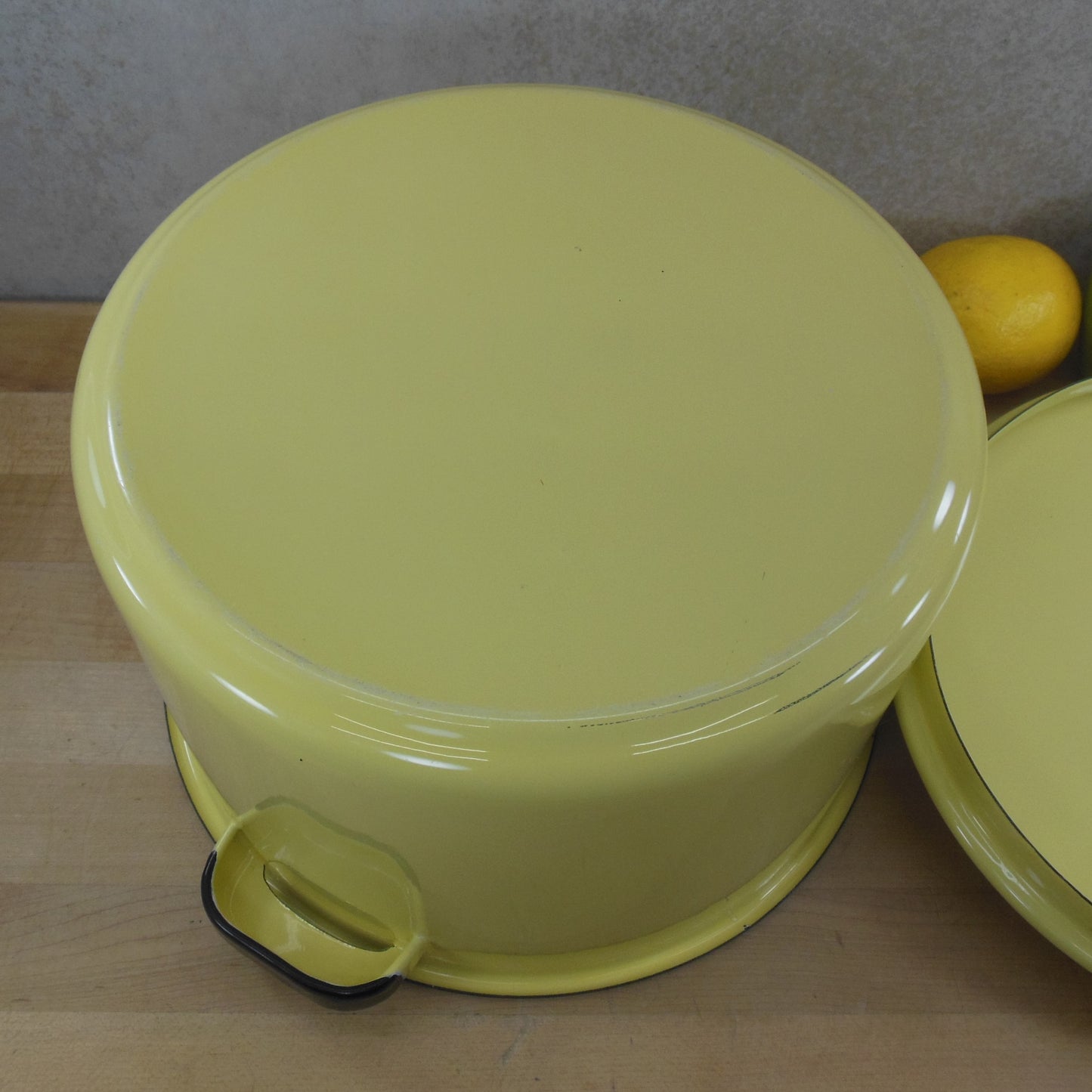 Unbranded Yellow White Black Enamelware Stock Pot 8 Gallon Bottom