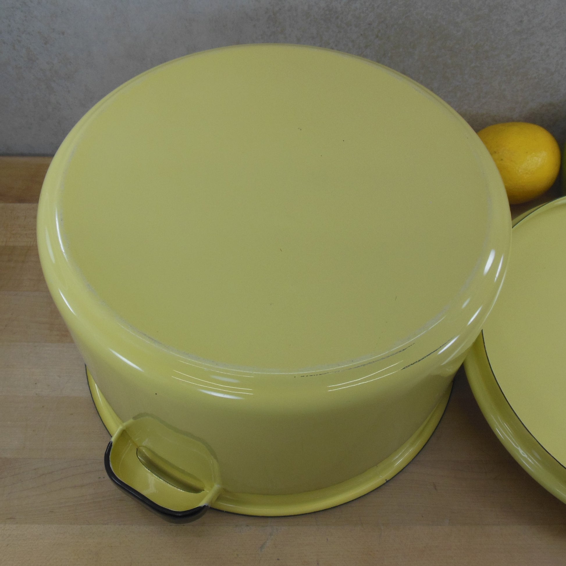 Unbranded Yellow White Black Enamelware Stock Pot 8 Gallon Bottom