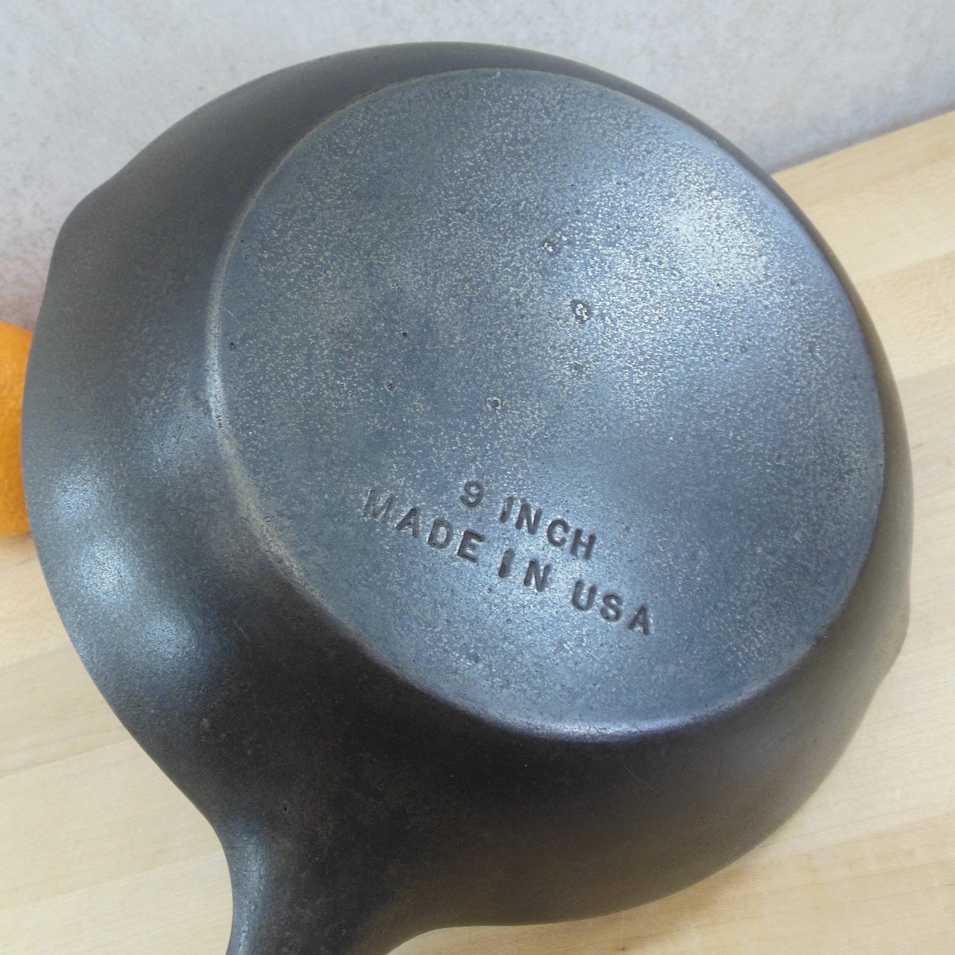 Unmarked Wagner 9-1/2 Cast Iron Skillet, Single Round Hole Handle Style  30/40's