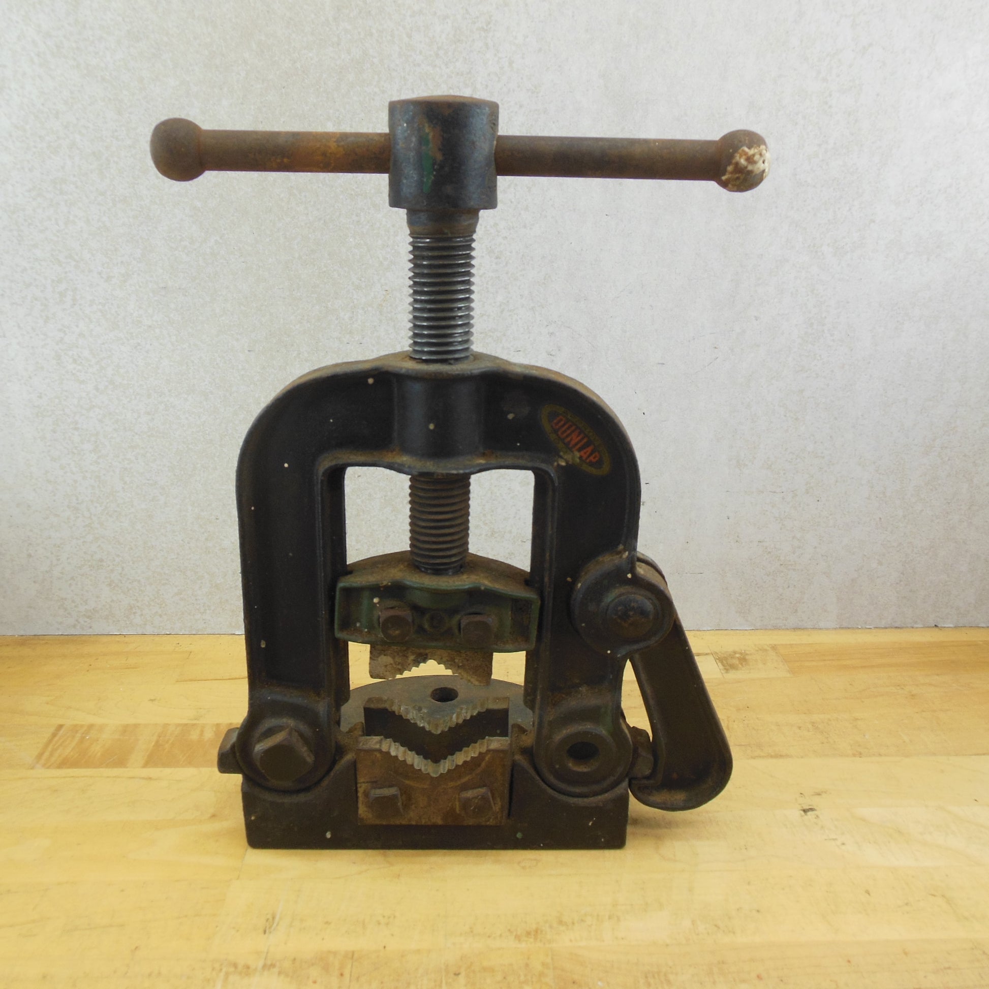 Antique Dunlop Iron Pipe Vise No. 1-H Old