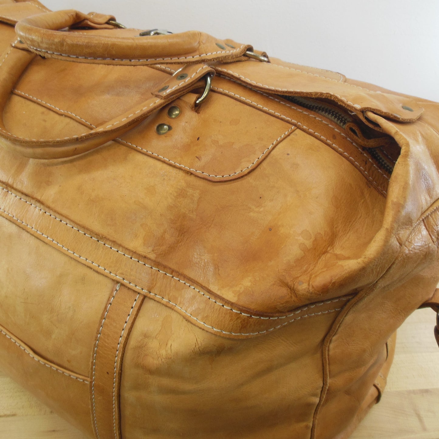 MR Canoa Industria Argentina Natural Leather Large Duffel Travel Bag Stain 2