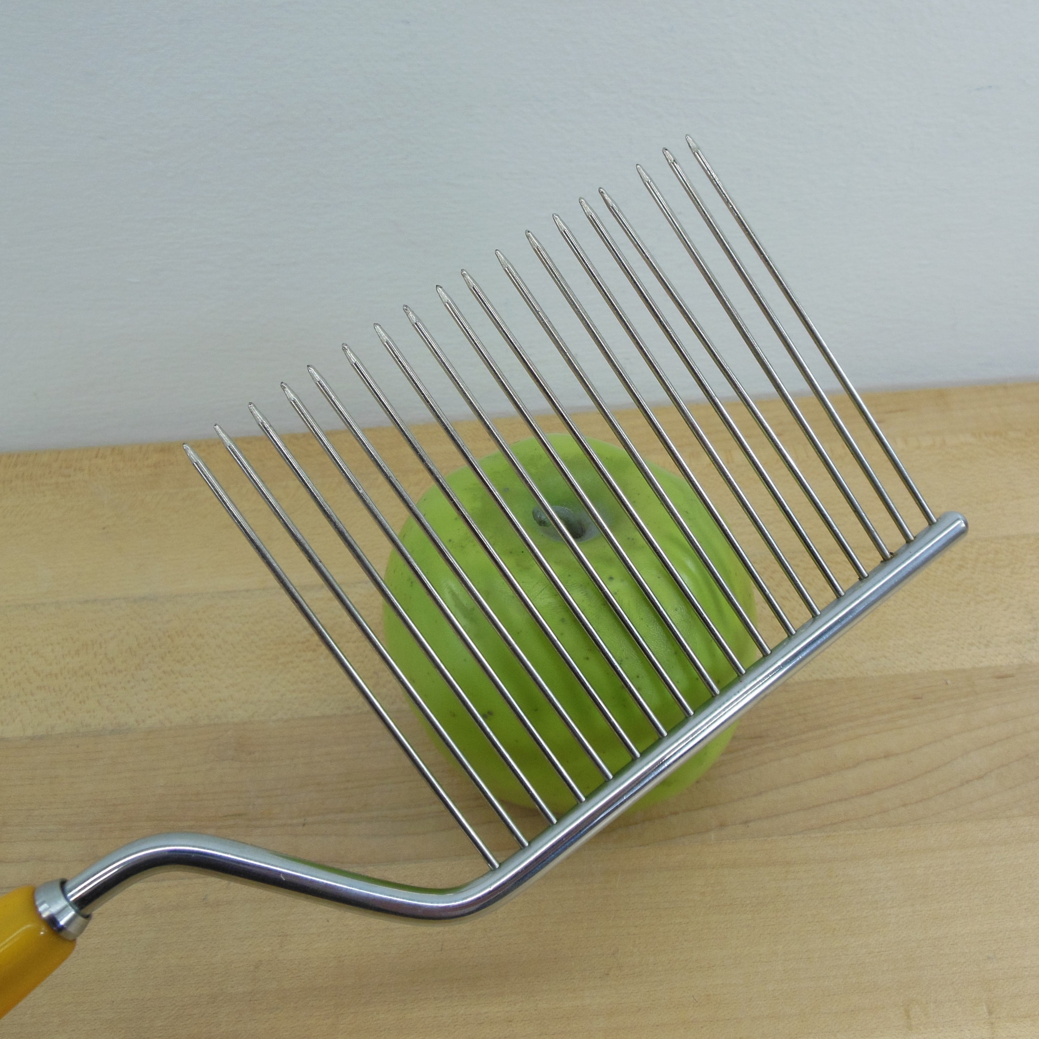 The Strange-Looking Baking Tool That Once Preserved Delicate Cake Slices