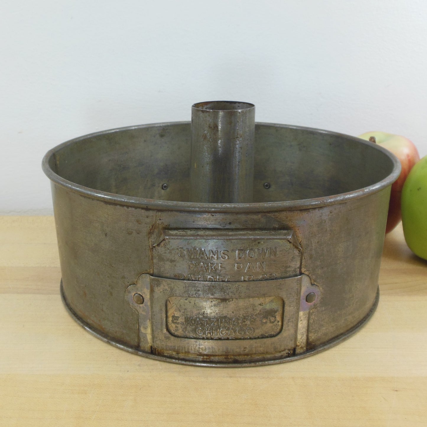 E. Katzinger C. Swan Down Tin Cake Pan Patent 12-18-1923