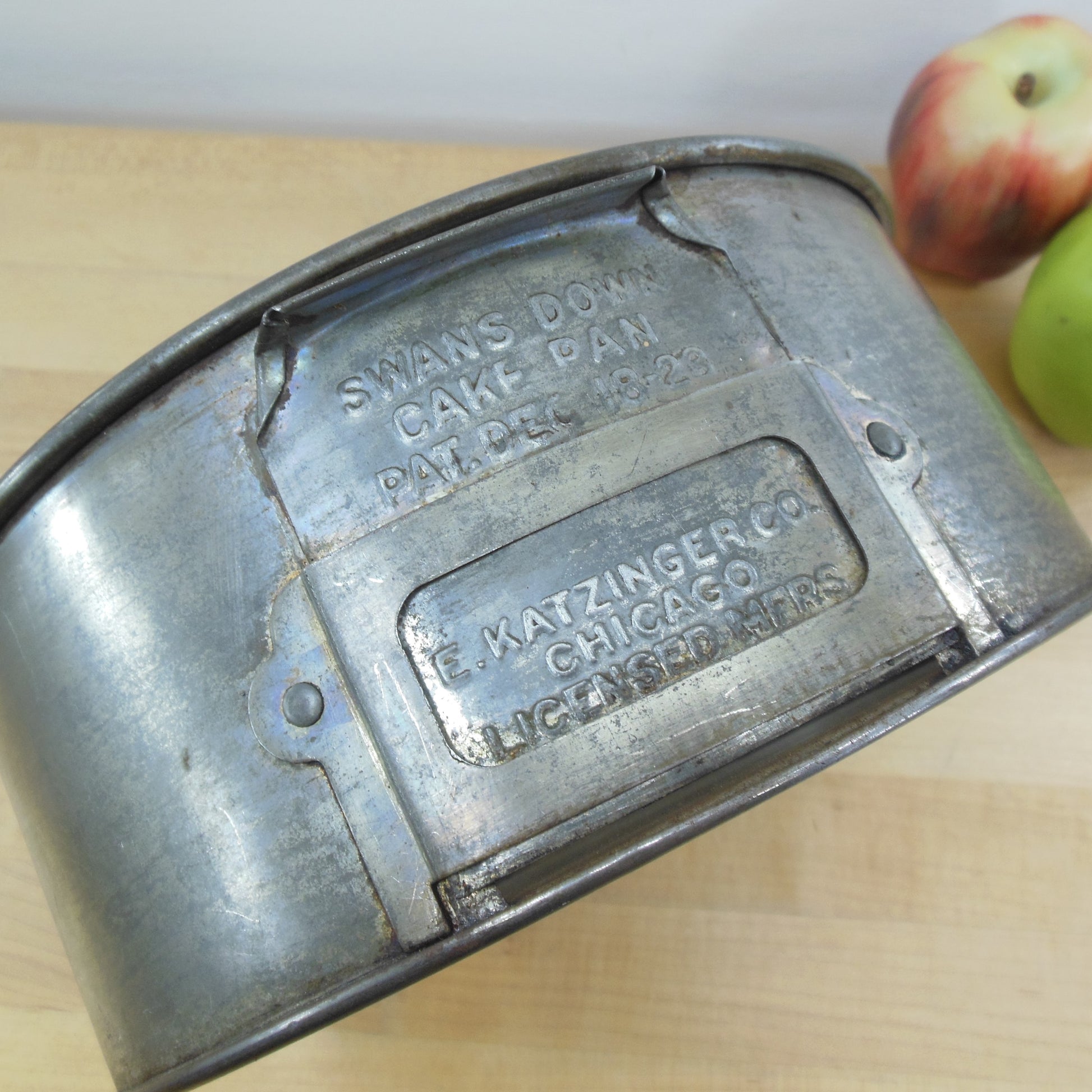 E. Katzinger C. Swan Down Tin Cake Pan Patent 12-18-1923 used