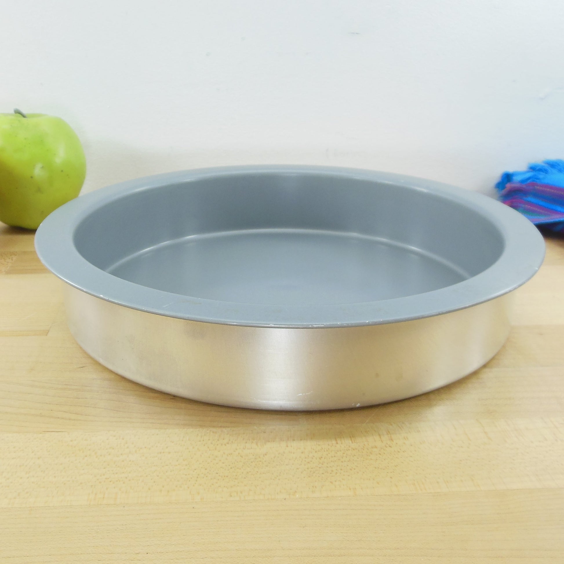 Wear Ever Aluminum Cushion Aire Round Cake Pan 9"