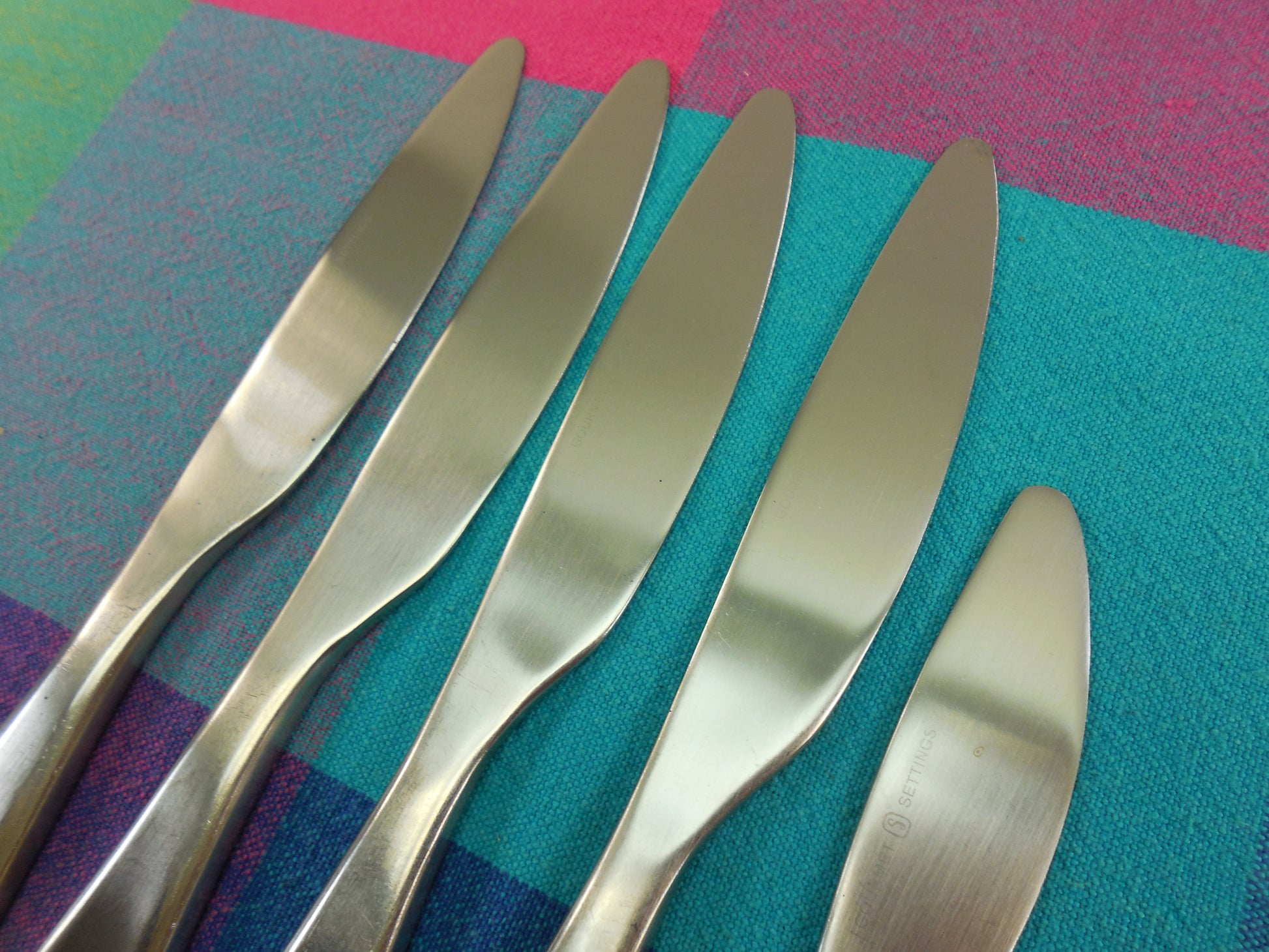 Gourmet Settings - Satin Stanless Flatware Loft 5 Knives - 9-3/8" 7-1/8"... clean