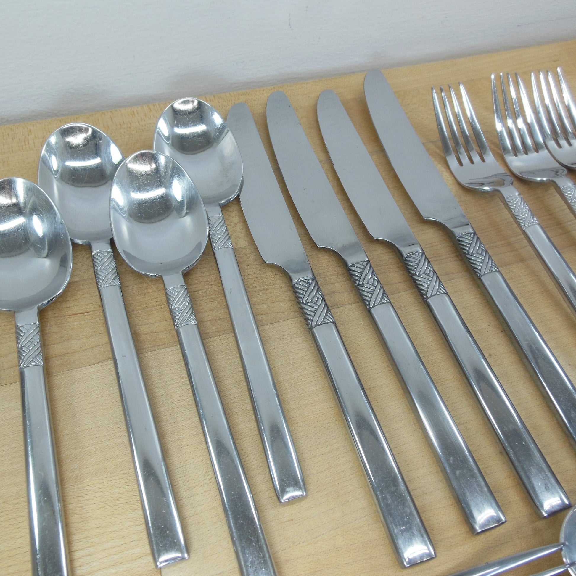 Hampton Silversmiths Stainless HSV175 Flatware Basket Weave Band 19 Pieces fork spoon knife