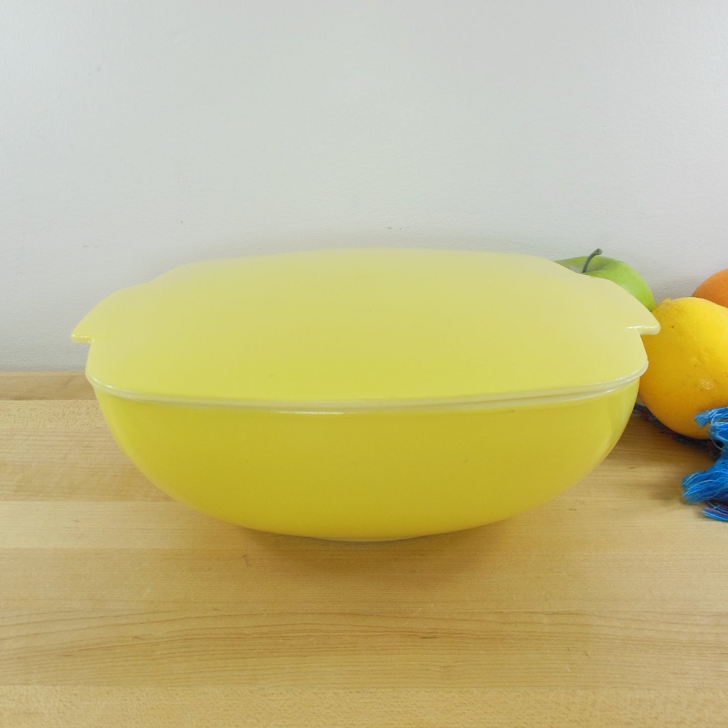 Pyrex Glass Yellow Hostess 2-1/2 Qt. Lidded Bowl Casserole 525B-025