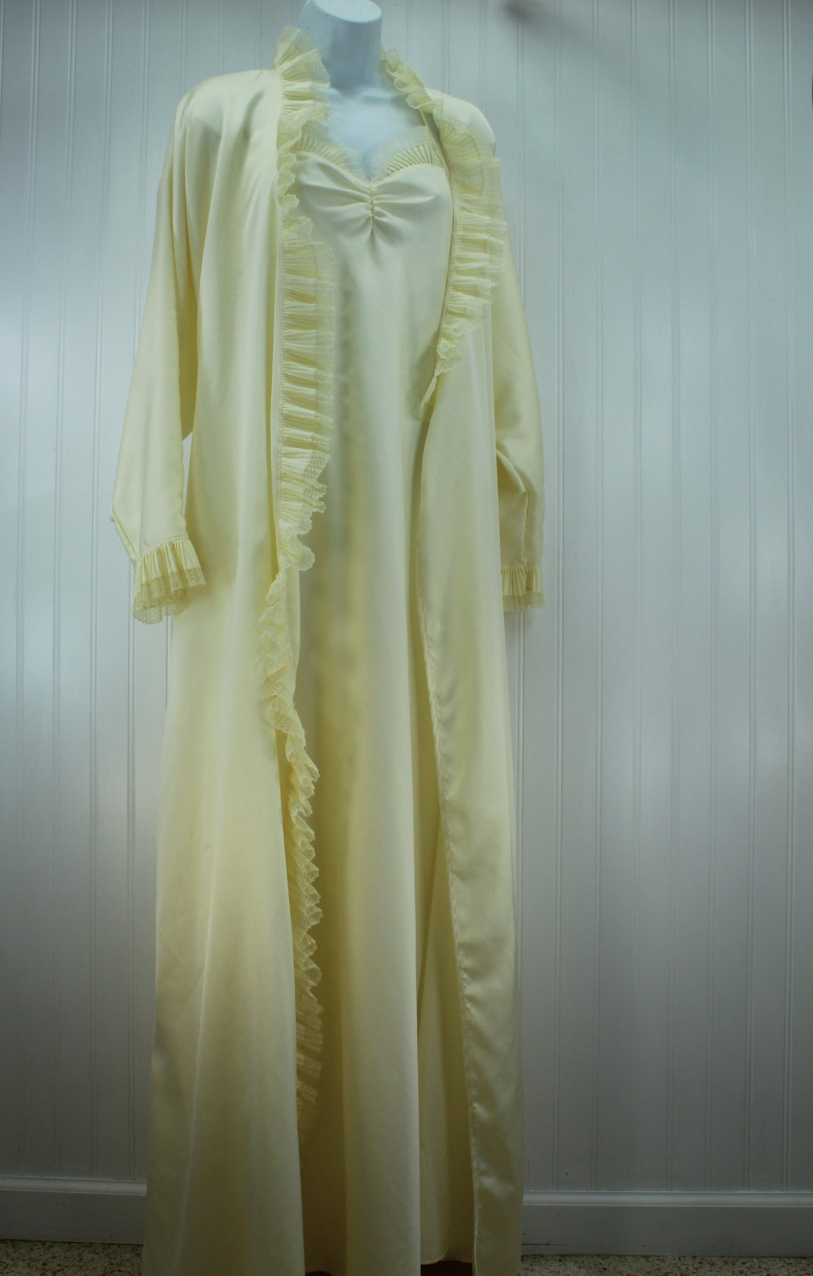 Bill Tice Nightgown Peignoir Set Ivory Pleated Polyester Lace Full Length Size Medium matching
