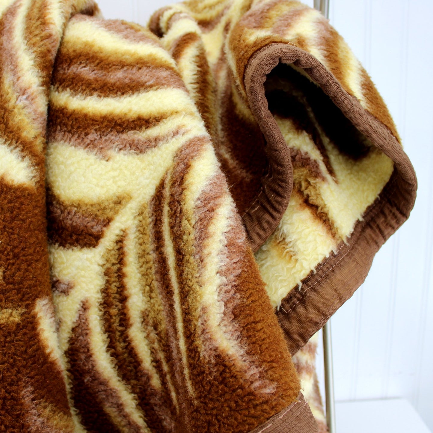 Heavy Poly Acrylic Blanket Large Fern Leaves Shades of Brown Cream 90" X 77" nice colors well cared blanket