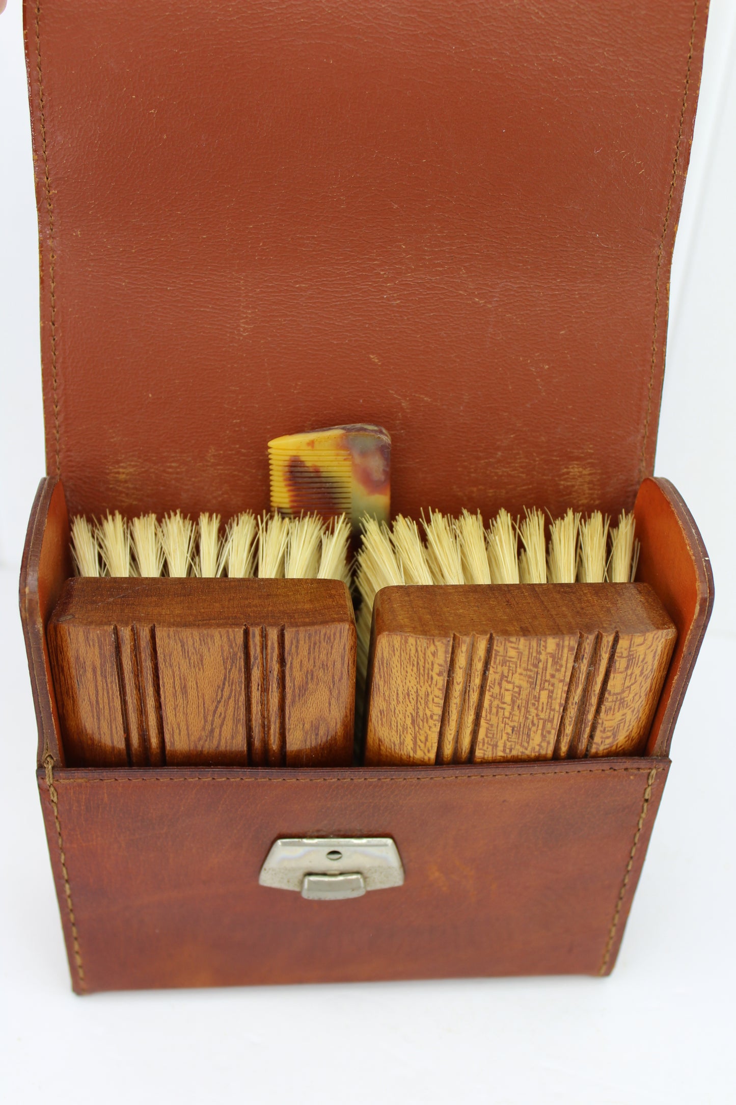 Leather Travel Box England 2 Brushes Tortoise Comb Excellent Gentleman's Treasure very nice collectible