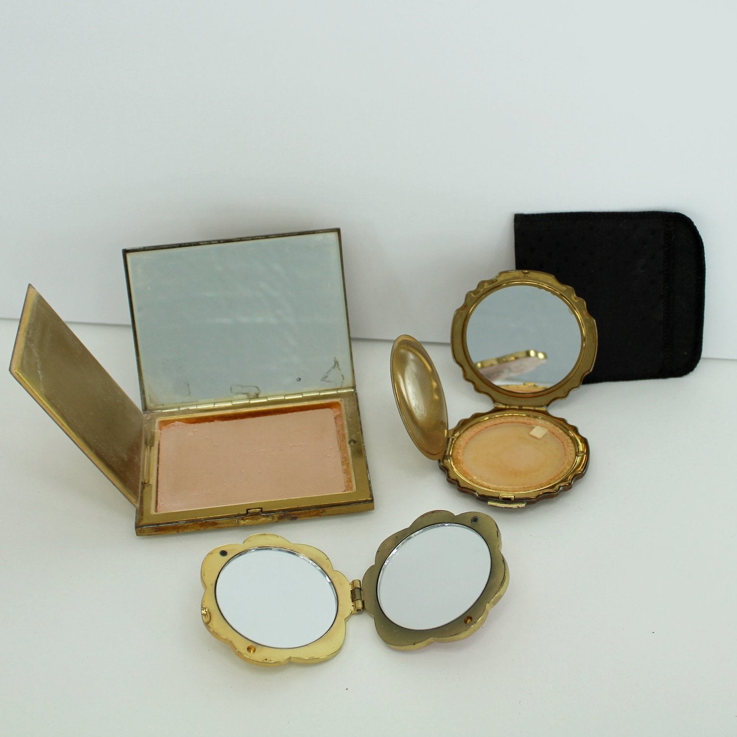 Collection Mid Century Vanity Grooming Unique Items Stratton TrueArt Noble Lady compacts inside