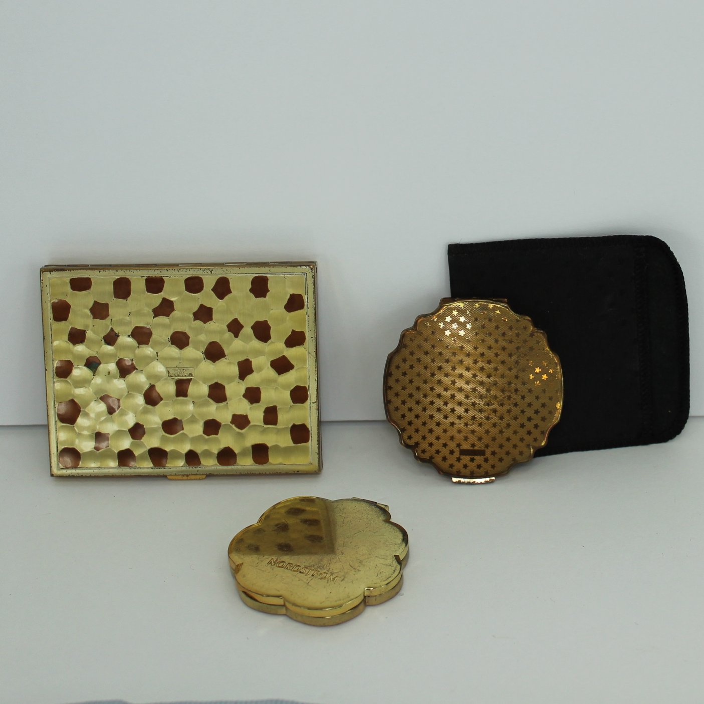 Collection Mid Century Vanity Grooming Unique Items Stratton TrueArt Noble Lady compacts back photos
