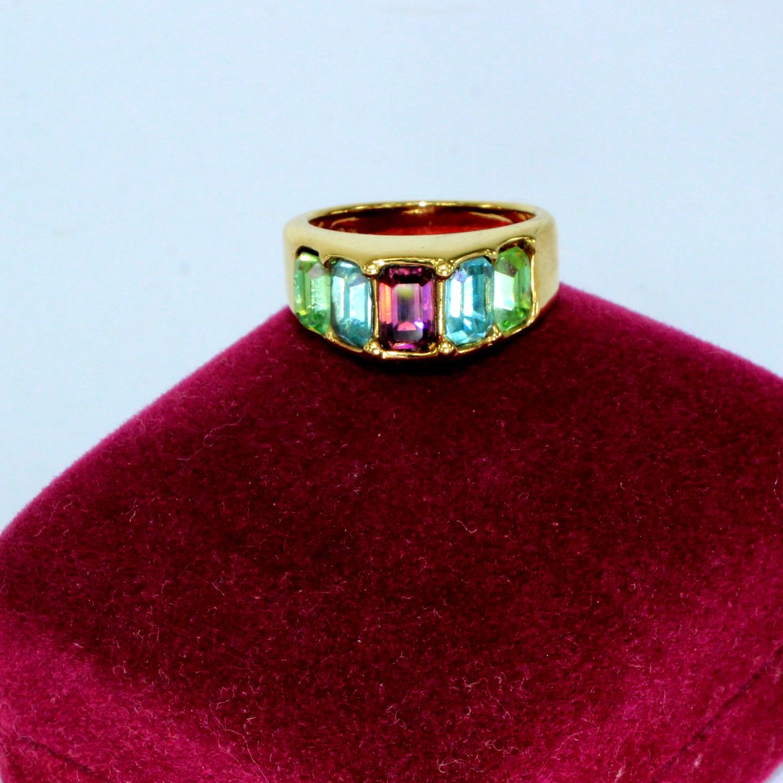 Premier Designs PD Vintage Multi Color Ring Amethyst Peridot Topaz Size 6 closeup of design
