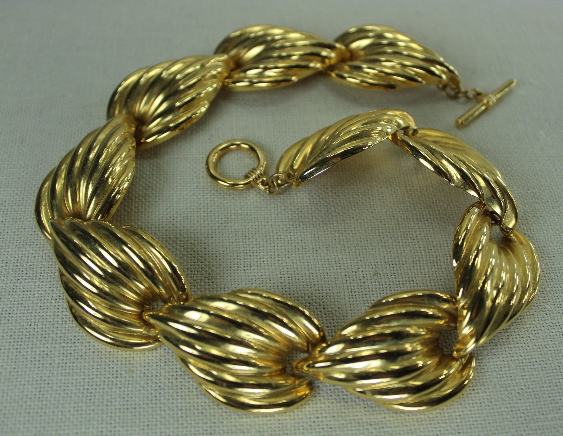 Classic Vintage Choker Gold Metal Leaves Necklace Large Showy Dimensional 1970s toggle close
