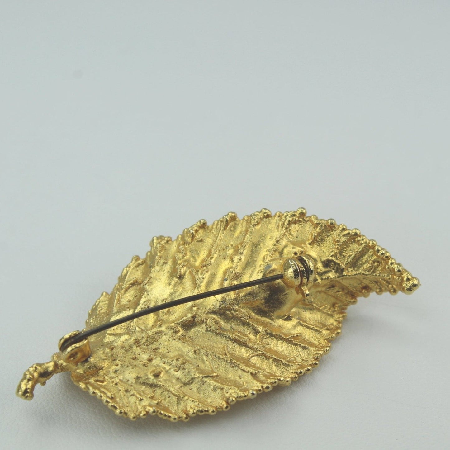 Natural Leaf Pin Gold  Preserved Curved Dimensional all season wear