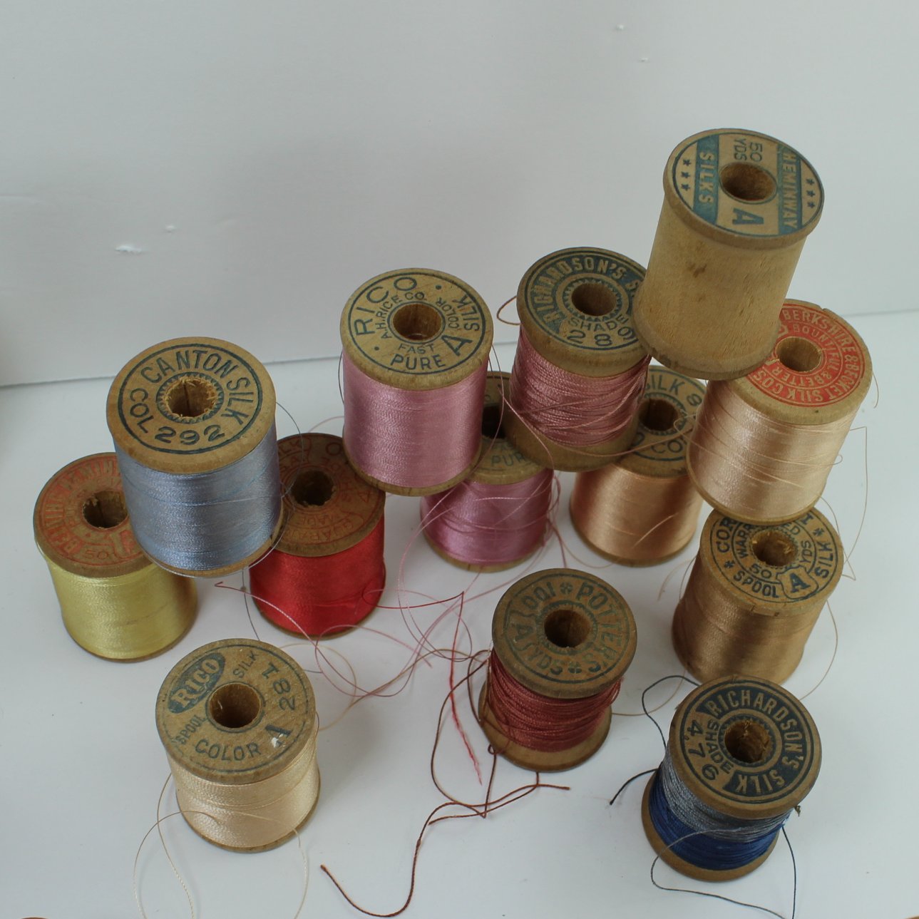 100 vintage wooden spools, old sewing thread spools, primitive wood spool  lot