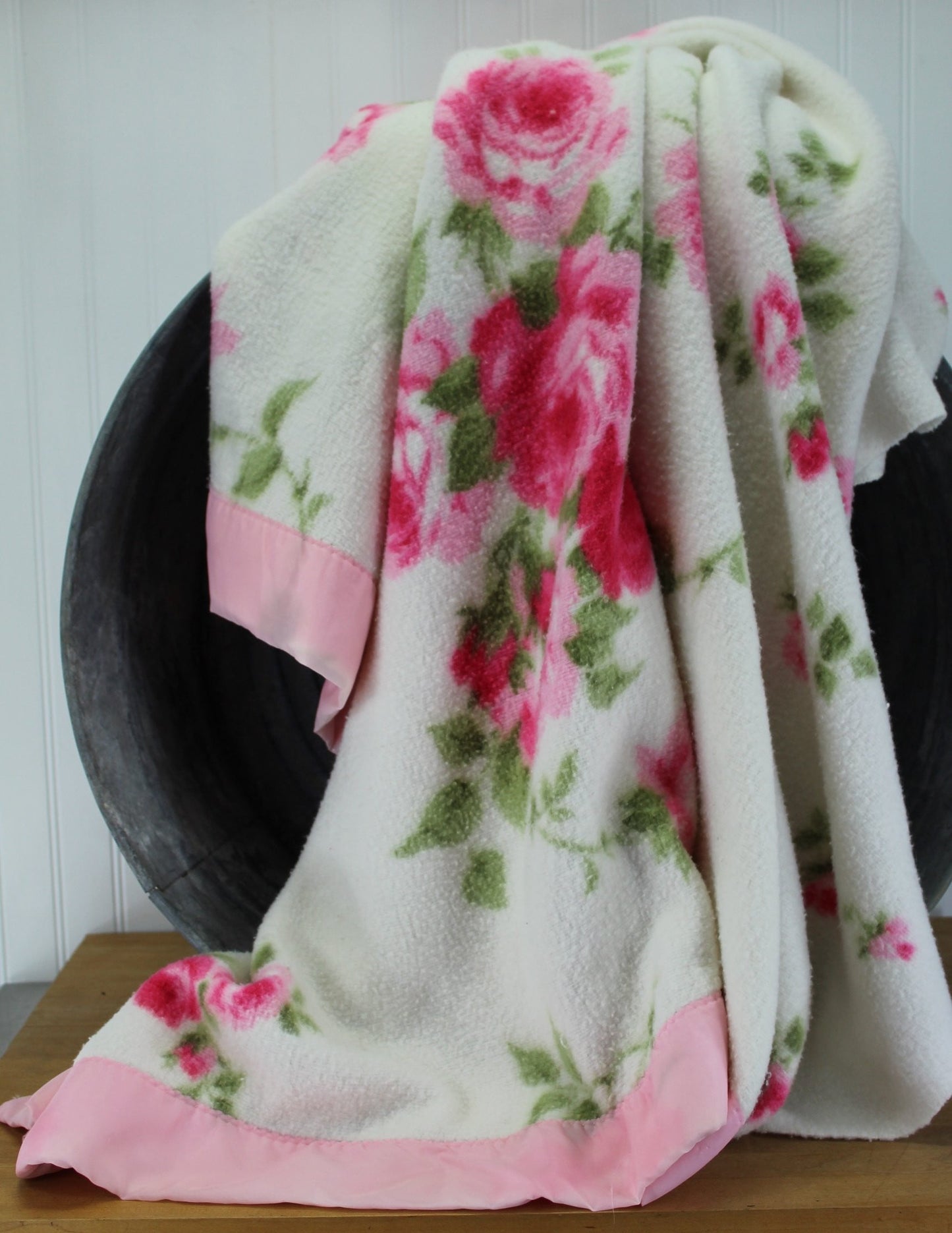 Unbranded Poly Blend Blanket - White Pink Flowers Vintage Cabin Chic 70" X 84" bright