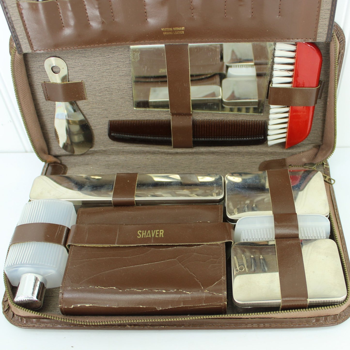 Gentleman's Leather Travel Kit Western Germany Handsome Outfitted Case old fashioned modern