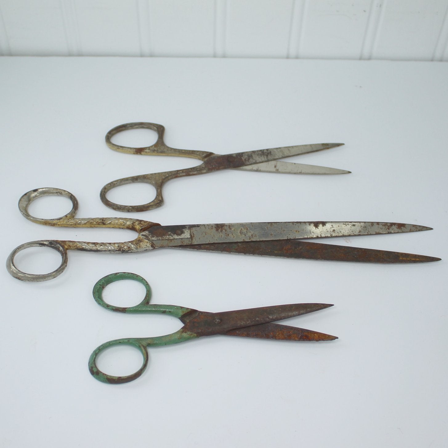 Collection Lot 25 Pairs Scissors Pinking Shears Buttonhole Scissors Embroidery Dressmaker Wiss Griffon Garland Clauss Erie Cut check for vintage condition with closeups