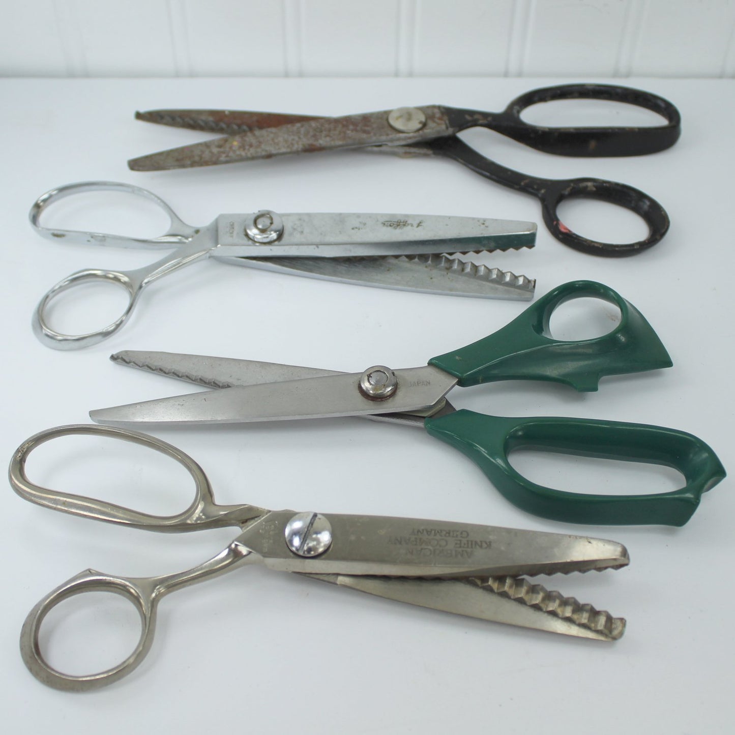 Collection Lot 25 Pairs Scissors Pinking Shears Buttonhole Scissors Embroidery Dressmaker Wiss Griffon Garland Clauss Erie Cut heavy duty pinking shears