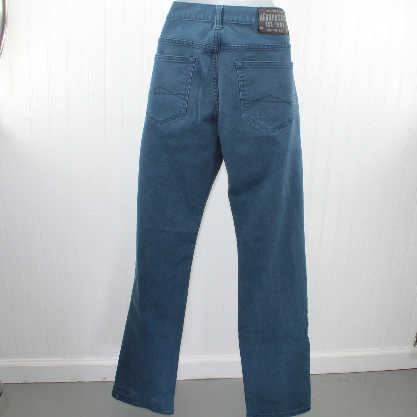 Aeropostale Bowery Vintage Slim Straight Jeans Blue Cotton 98% Spandex 2% Size 32/34 great pre owned condition