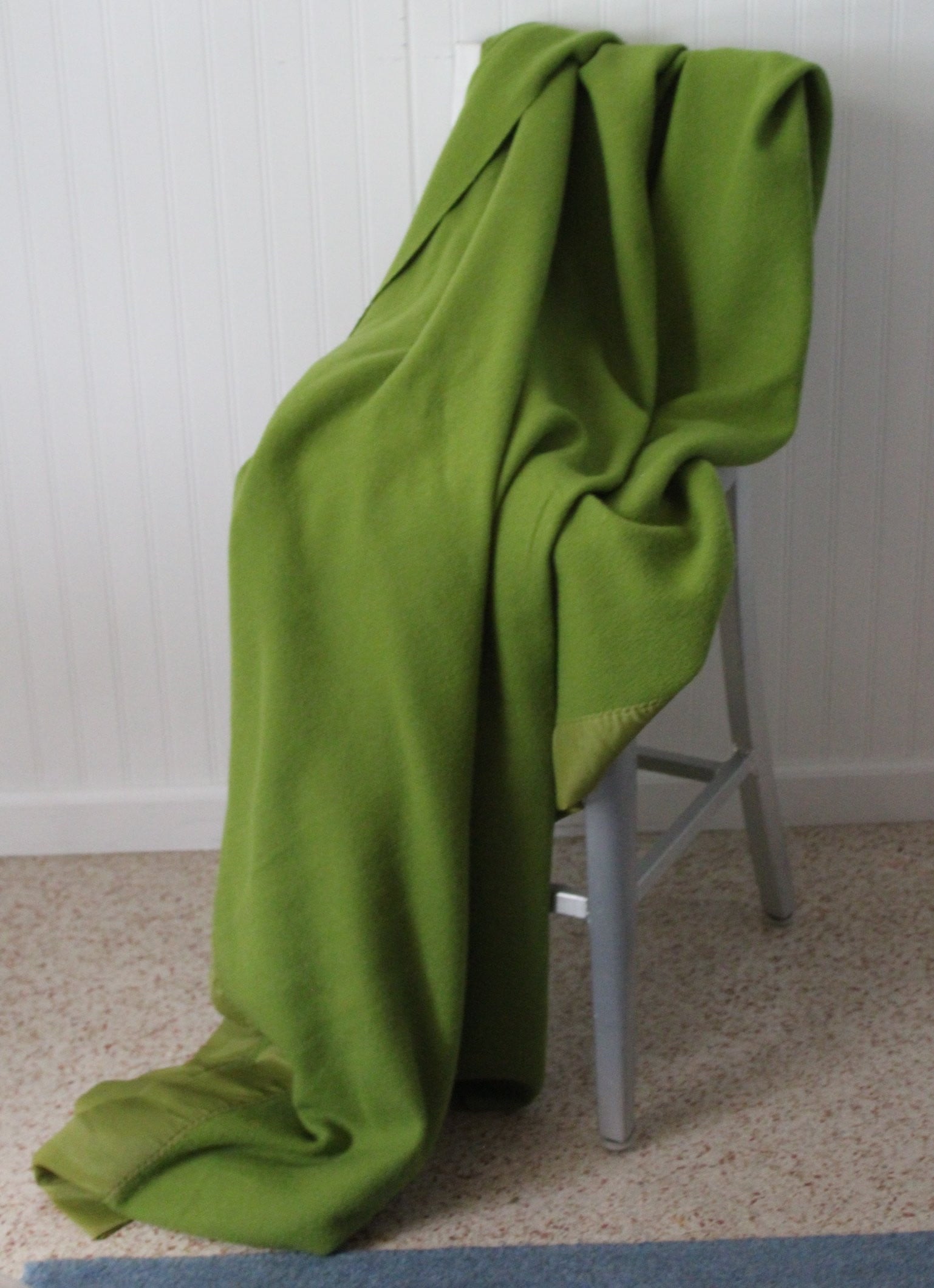 J P Stevens Vintage Blanket Nylon Binding Avocado Green 72" X 86" all season 
