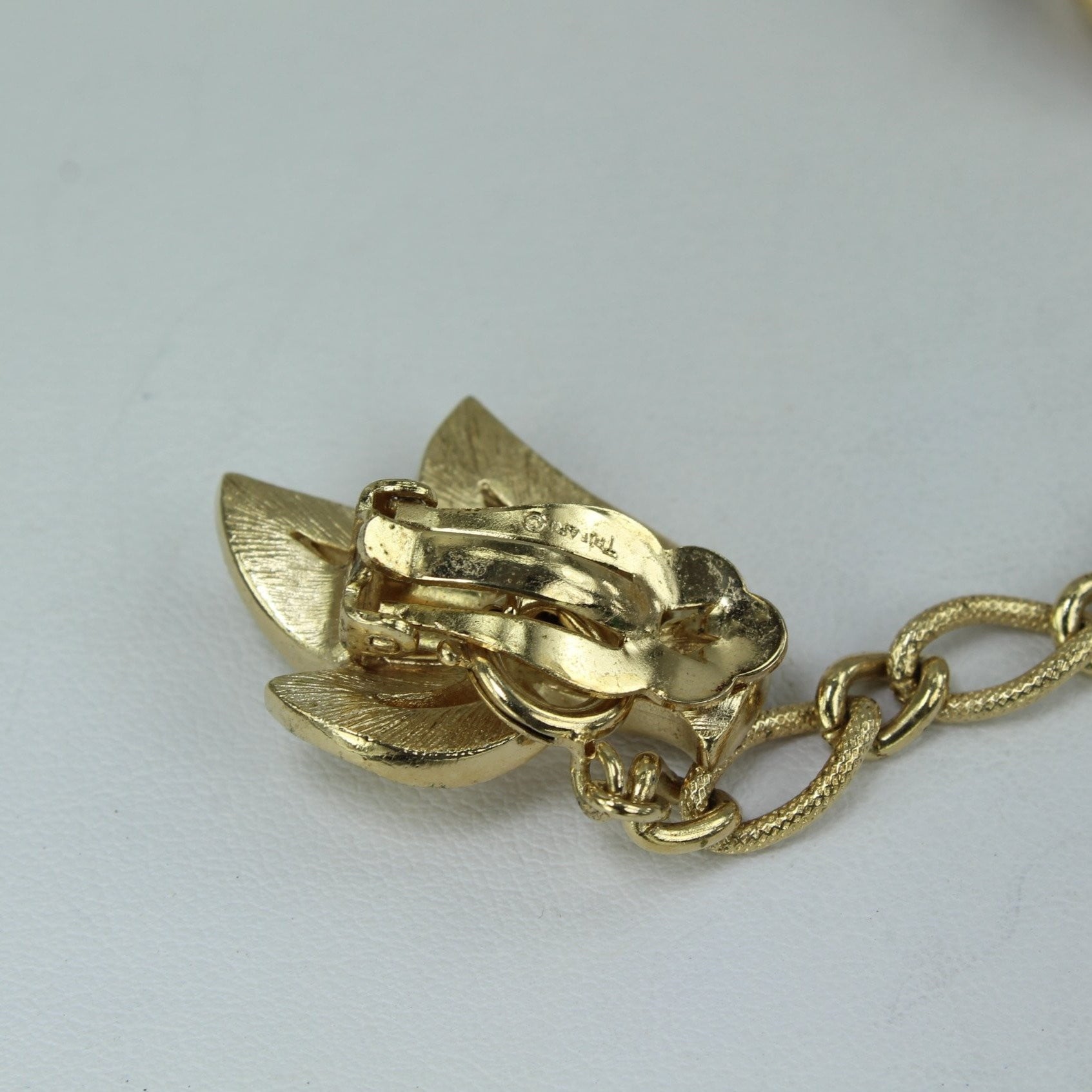 Vintage CROWN TRIFARI Sweater Guard Coat Clip Gold Leaves collectible