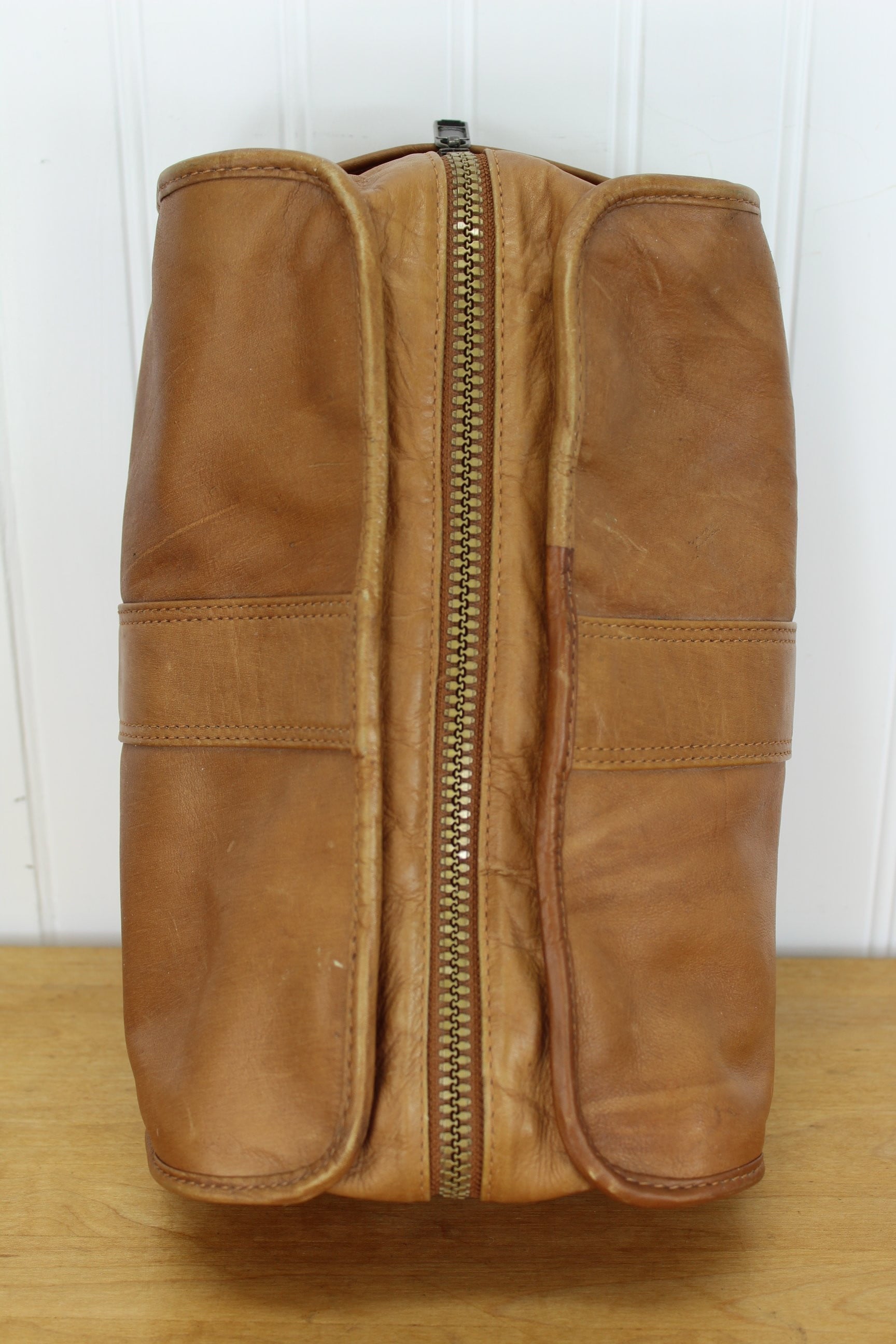Dakota Tumi Leather Toiletry Kit - Vintage Collectible Gift - Estate Item - Large Size