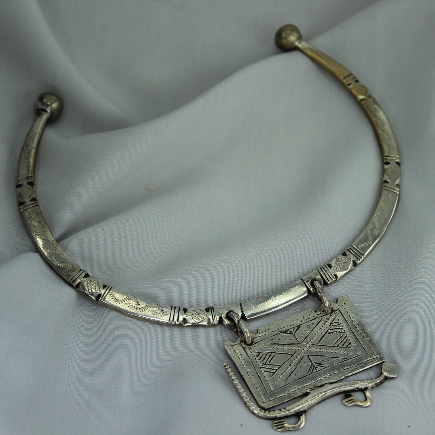 Vintage Necklace Cultural Tribal Choker Silver Metal Medallion Gecko Lizard Reptile heavy