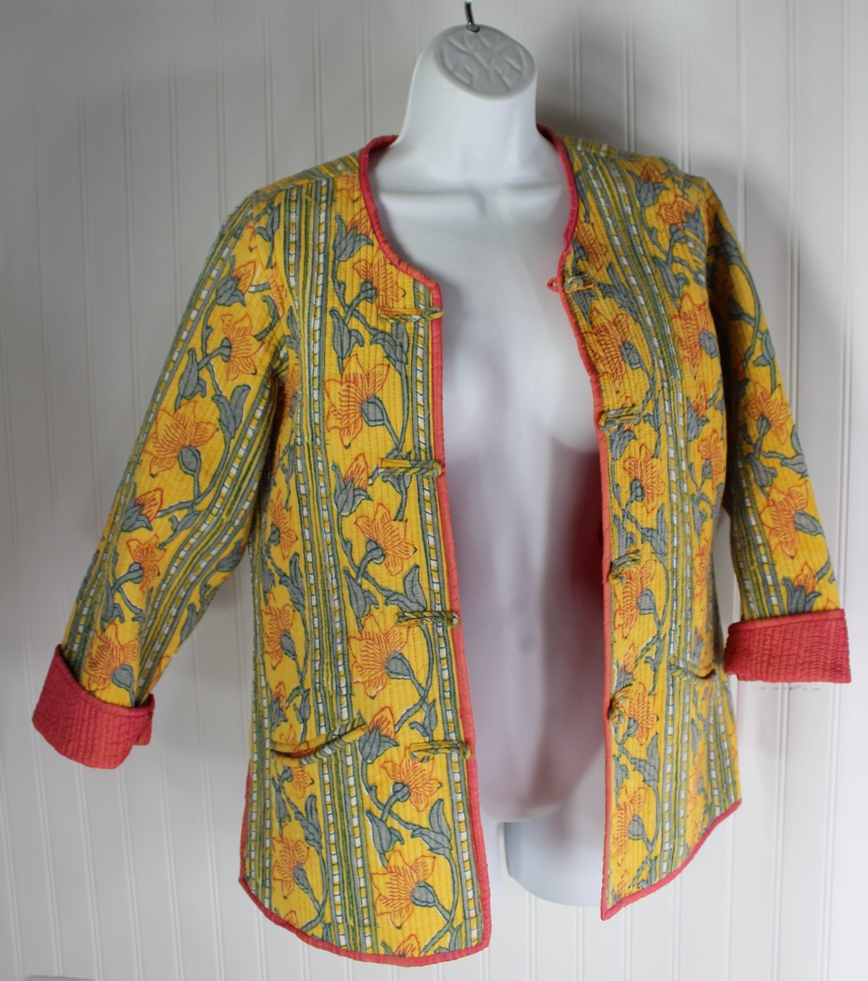Reversible Quilted Jacket Vera Style Gold Rose Stylized Flowers Frog Closures floral