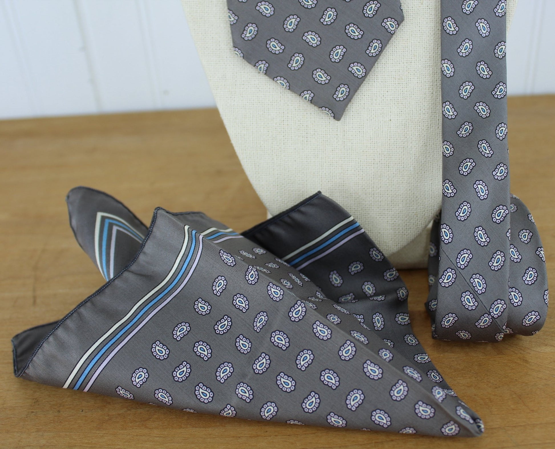 Evan Picone Necktie Pocket Square - Elegant Grey Silk Paisley - Vintage 1970s