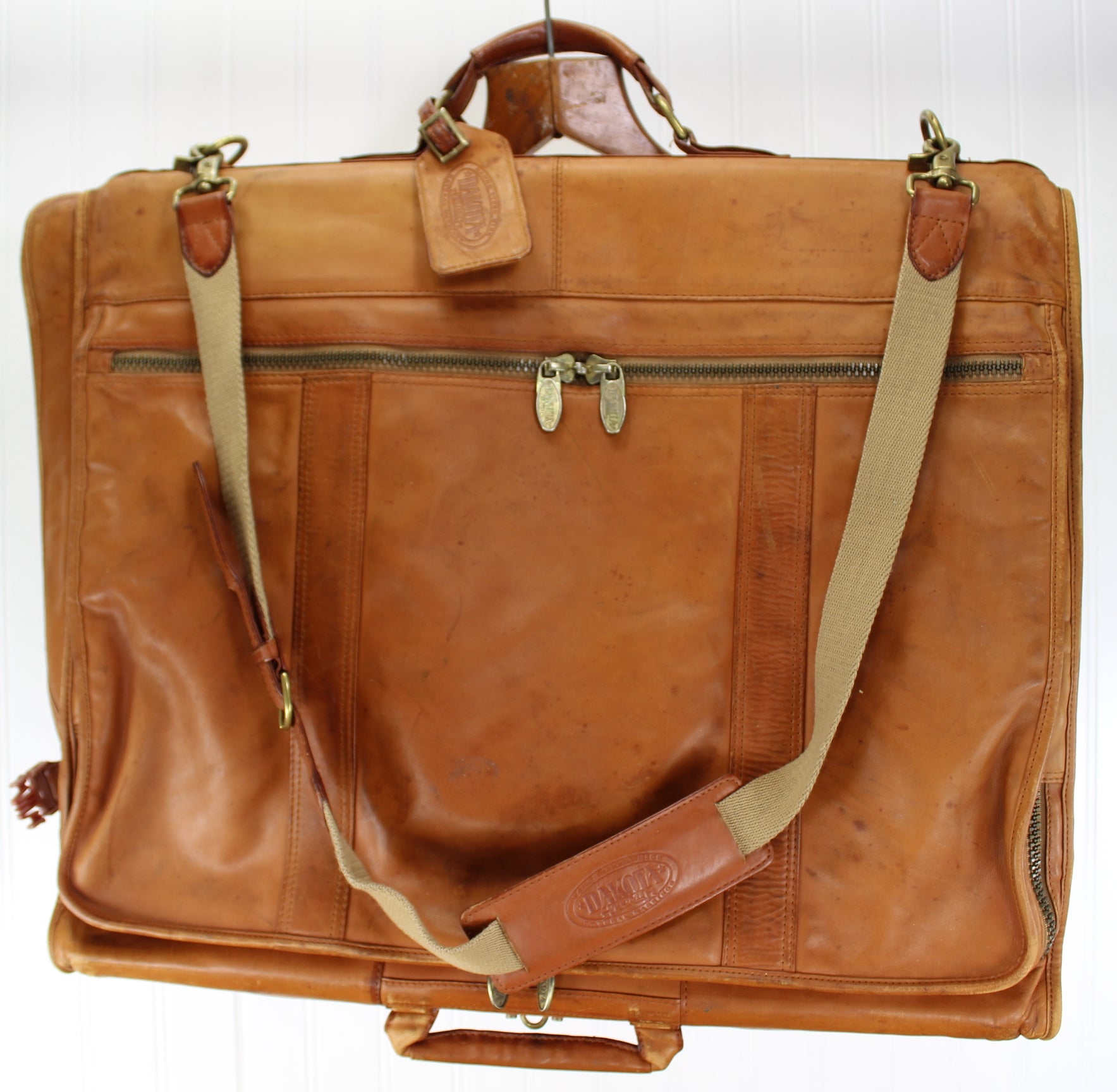 Dakota Tumi Leather Hanging Garment Traveler - Bi Fold 40" Quality Vintage Estate Item folds for carrying