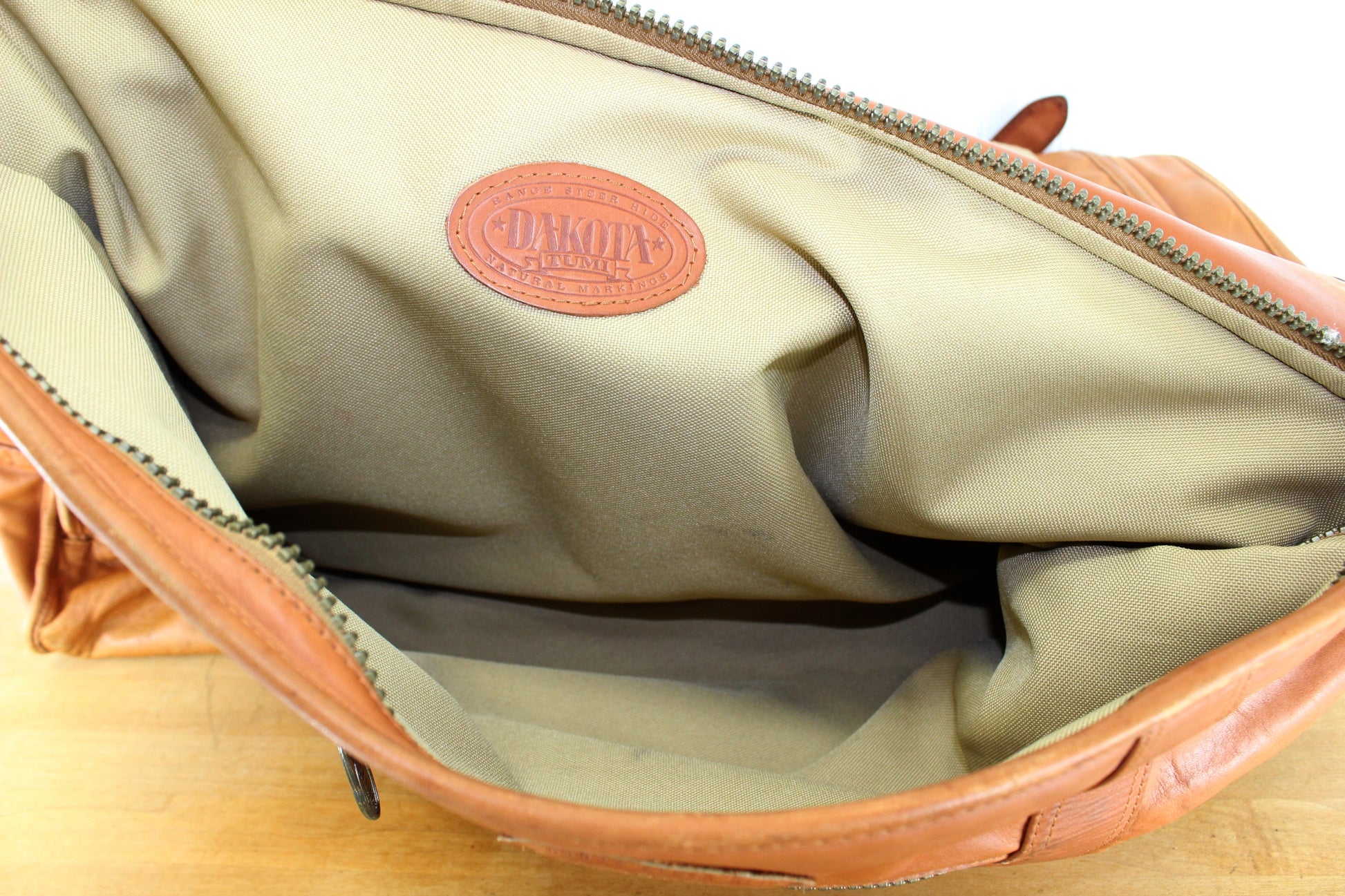 Dakota Tumi Leather Hanging Garment Traveler - Bi Fold 40" Quality Vintage Estate Item intactd leather