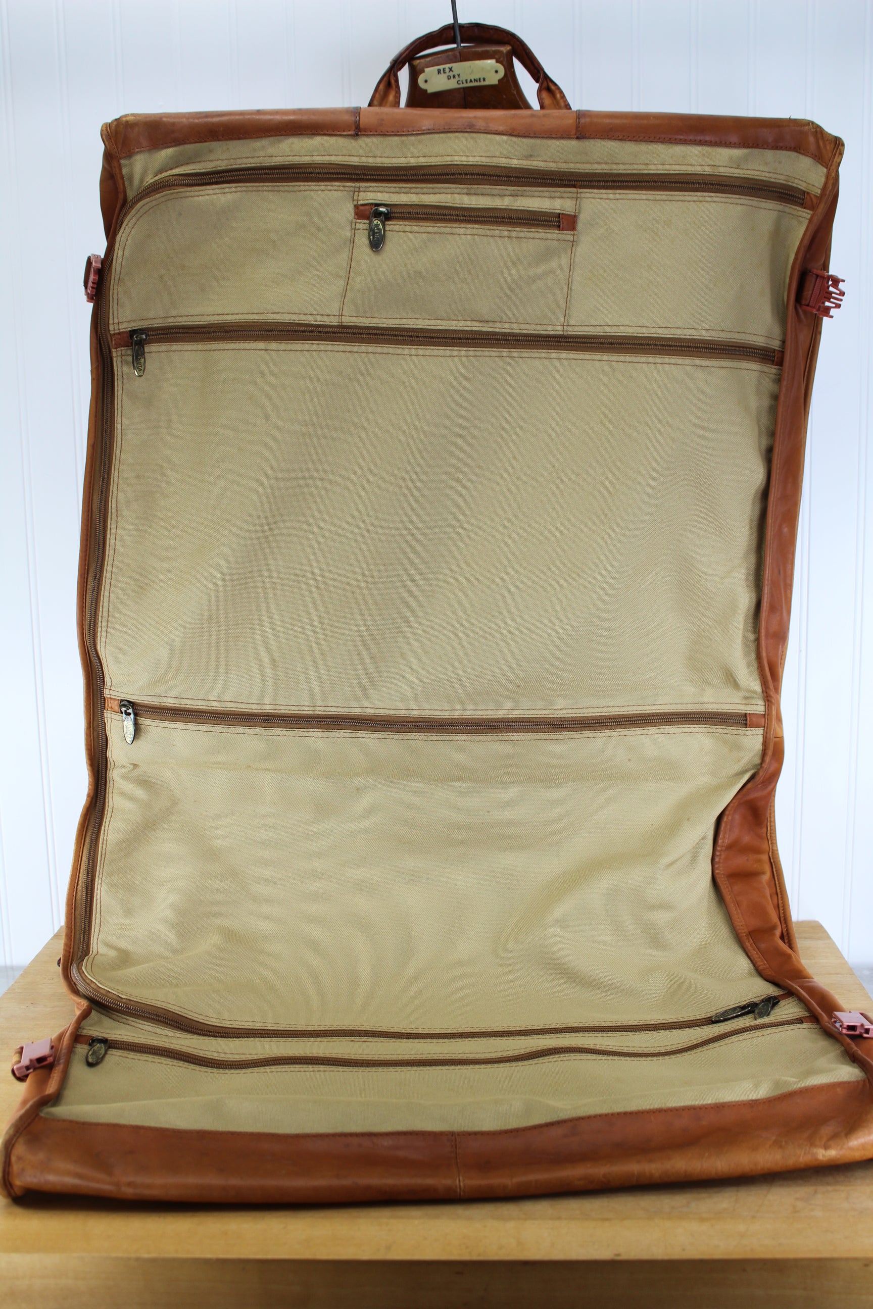Dakota Tumi Leather Hanging Garment Traveler - Bi Fold 40" Quality Vintage Estate Item excellent interior condition
